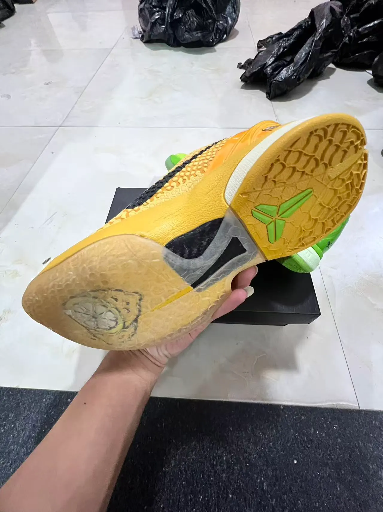 Nike पीला काला हाई टॉप टेक्स्चर्ड पेबल्ड अपर बास्केटबॉल जूते 6