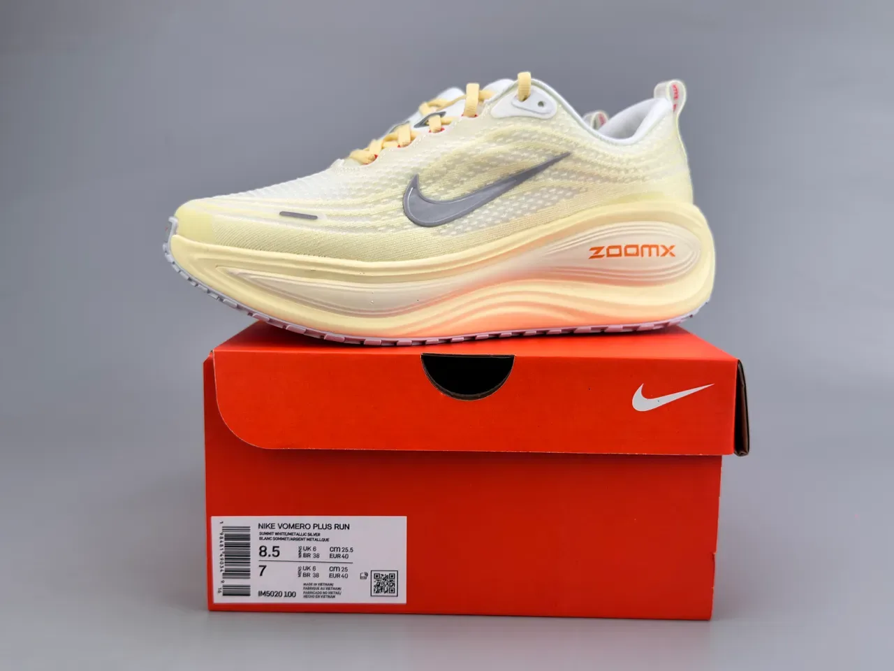 Nike Yellow Gray Engineered Mesh Upper Sculpted Wavy Midsole Running Shoes 4
