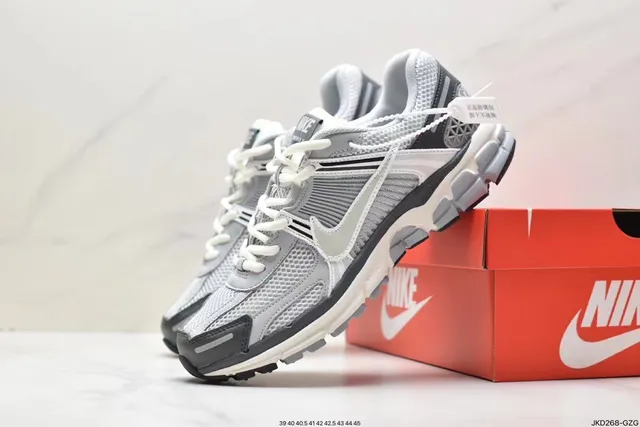 Nike Zoom Vomero 5 White Gray Running Shoes 3