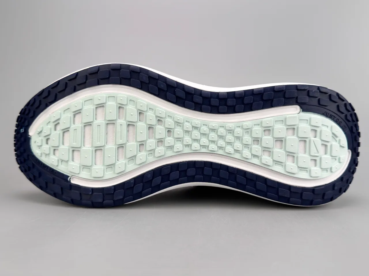 Nike ZoomX Invincible Run Pink Navy Engineered Mesh Upper Wavy Layered Midsole Running Shoes 6