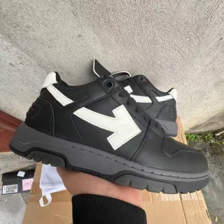 Off-White Arrow Black and White Lifestyle Sneakers