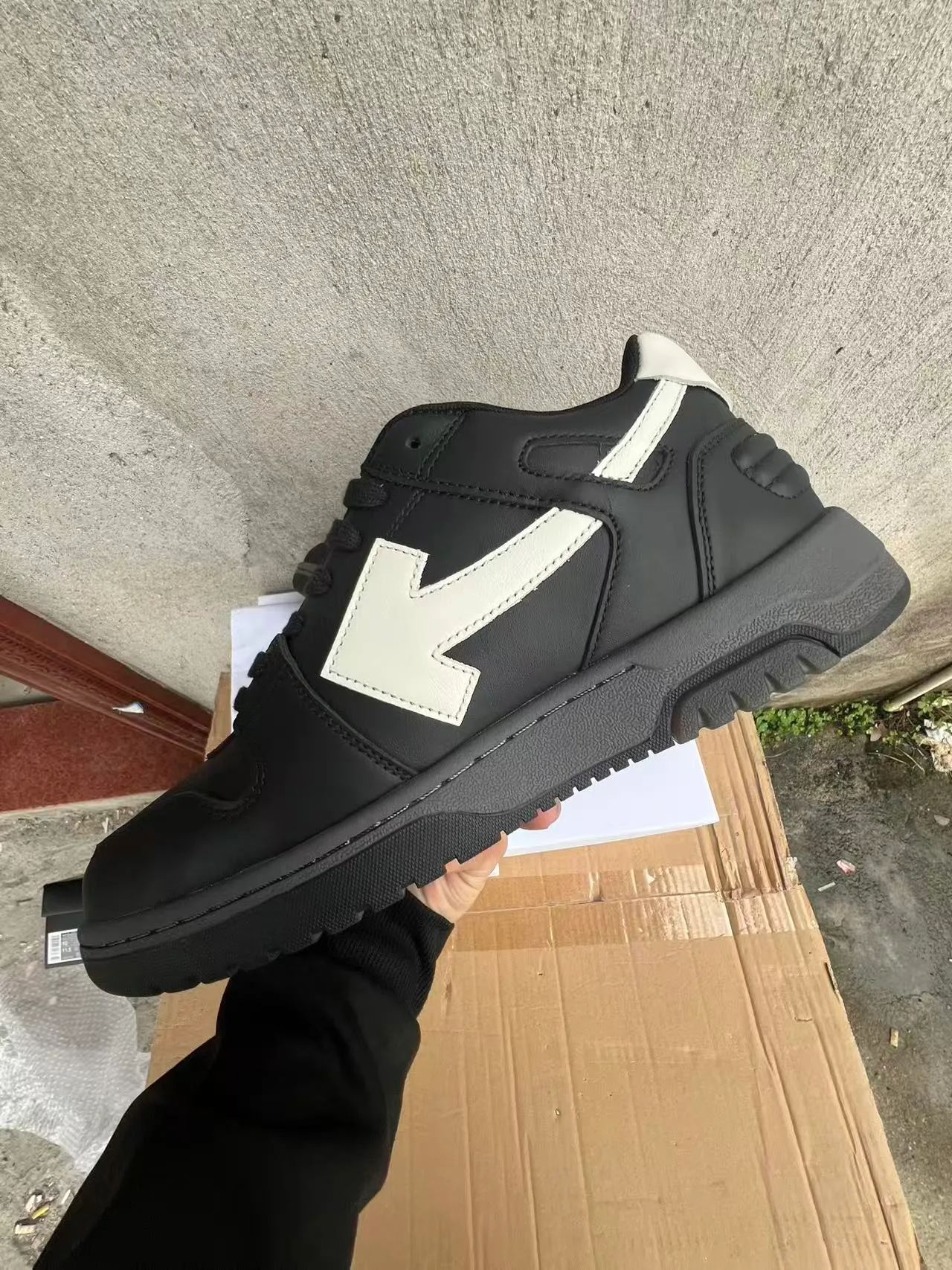 Off-White Arrow Black and White Lifestyle Sneakers 5