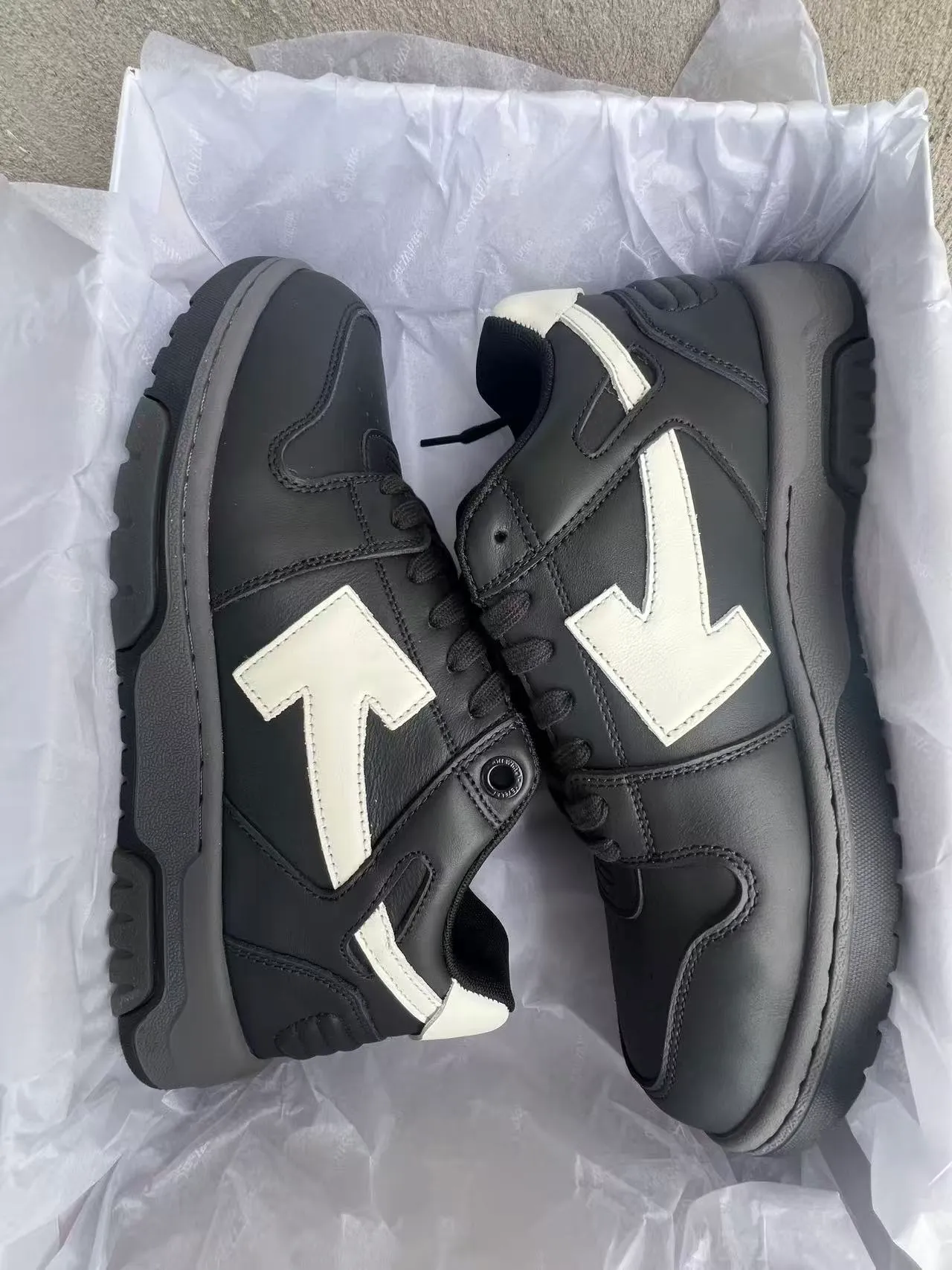 Off-White Arrow Black and White Lifestyle Sneakers 9