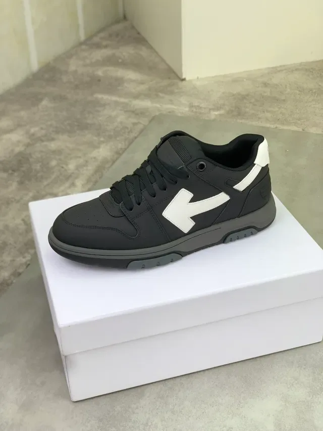 Off-White Sneakers Lifestyle Noir Design Industriel Bout Perforé 4