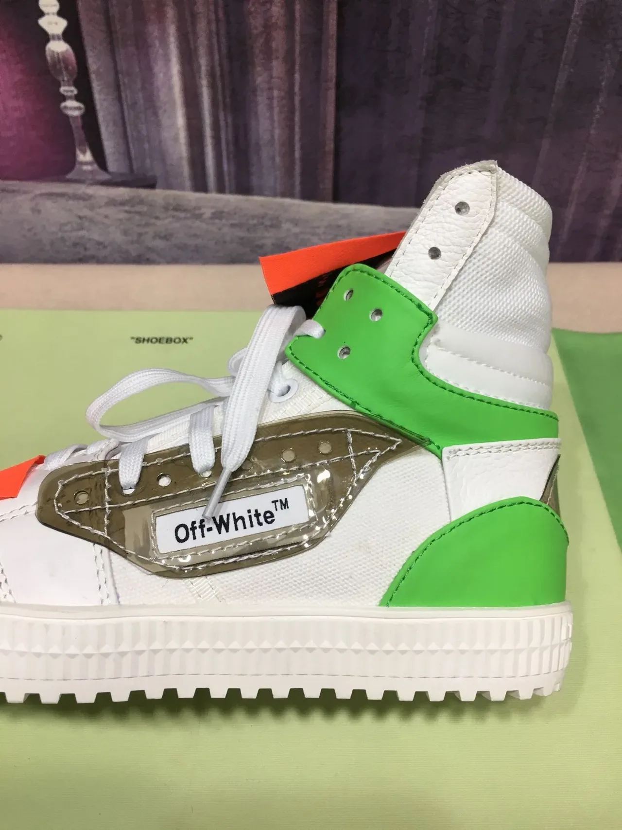 Off-White Verde Zapatillas Lifestyle de Alto con Detalles Industriales 4