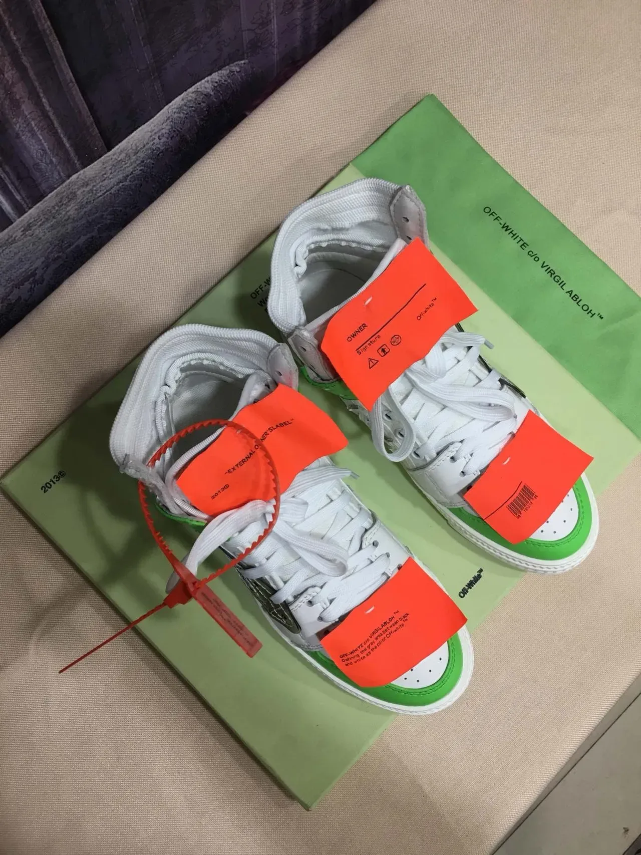 Off-White Verde Zapatillas Lifestyle de Alto con Detalles Industriales 6