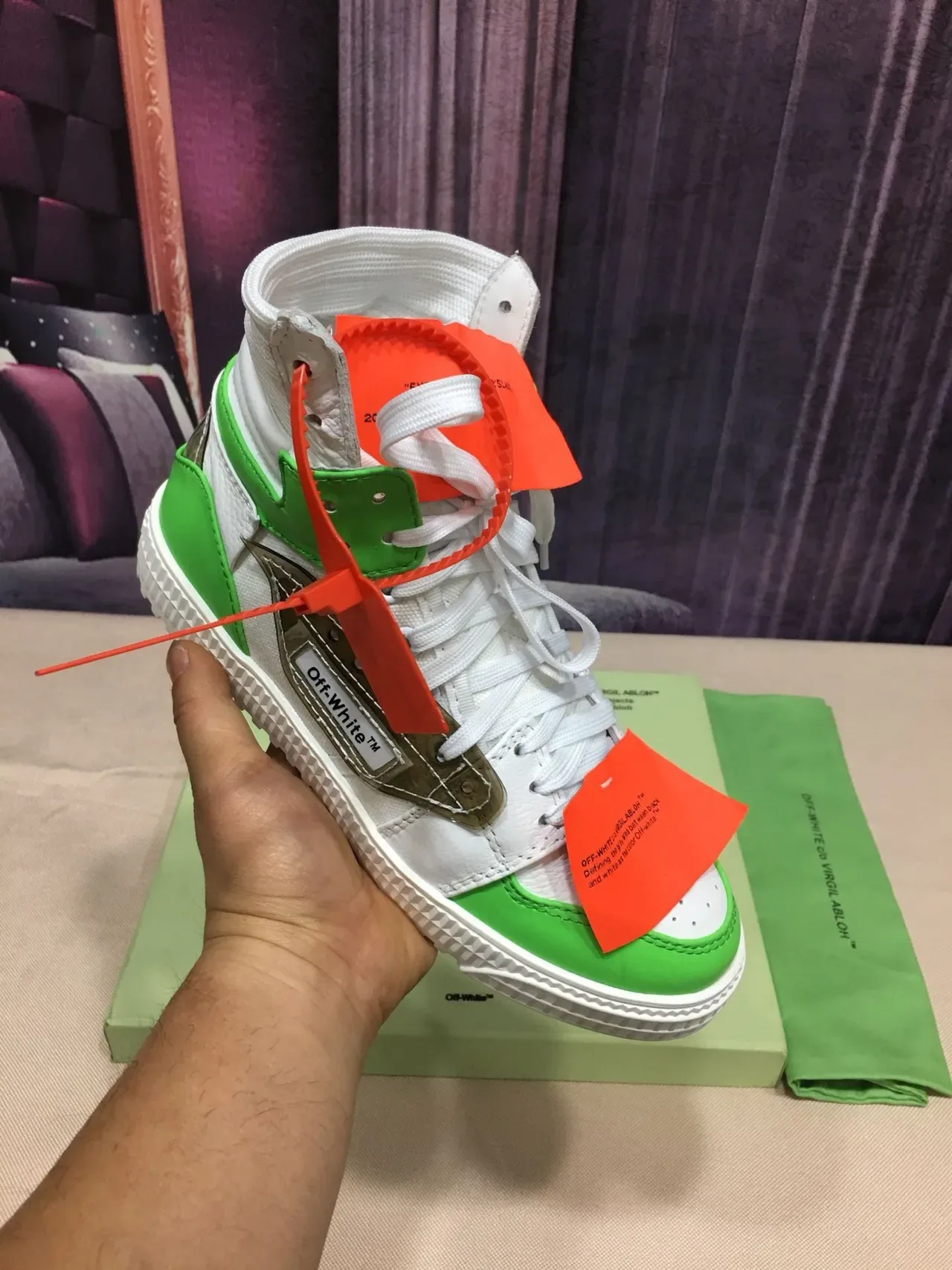 Off-White Verde Zapatillas Lifestyle de Alto con Detalles Industriales 8