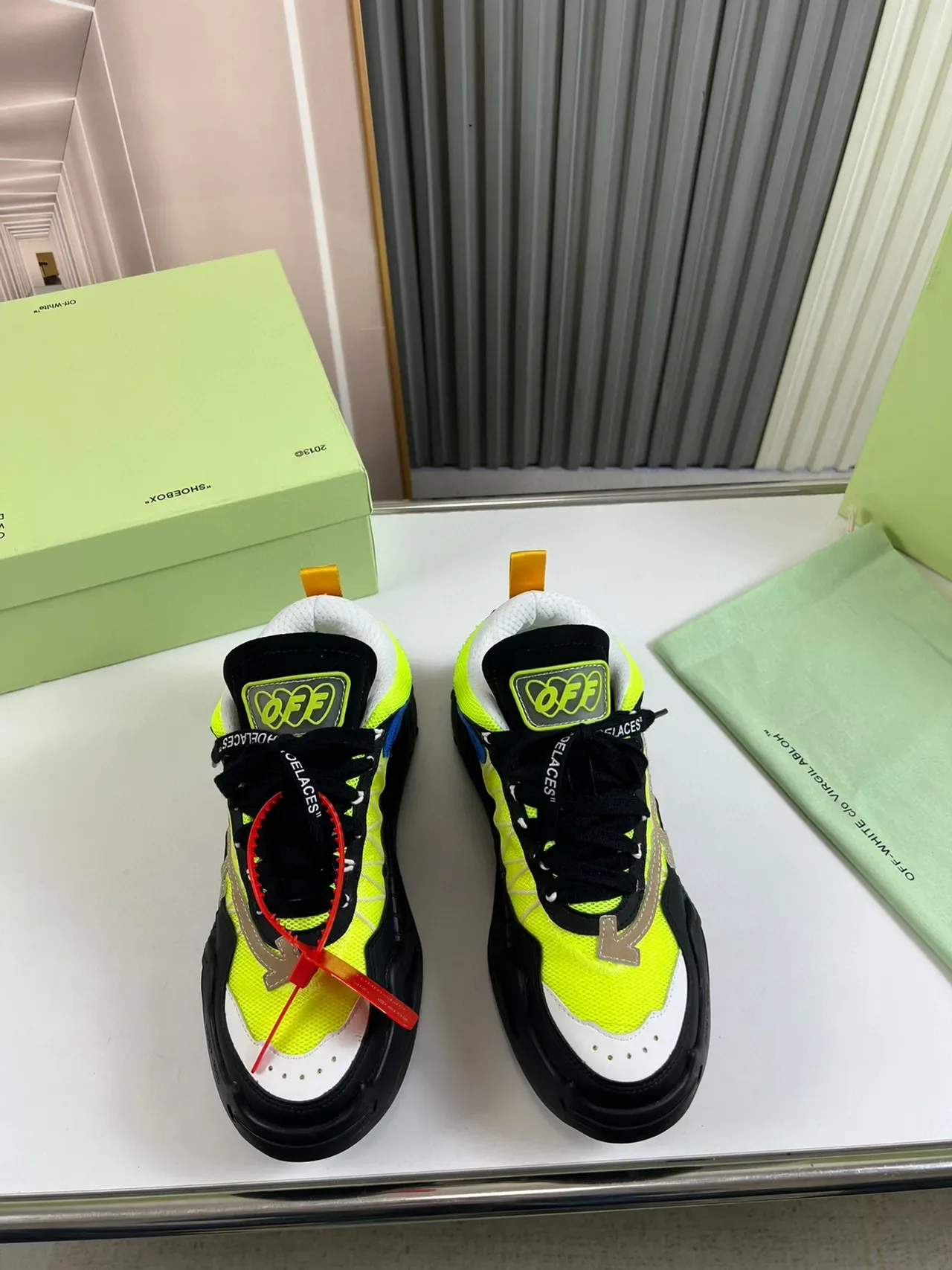 Off-White Industrial Runner Tênis Amarelo Neón Preto Chunky 9