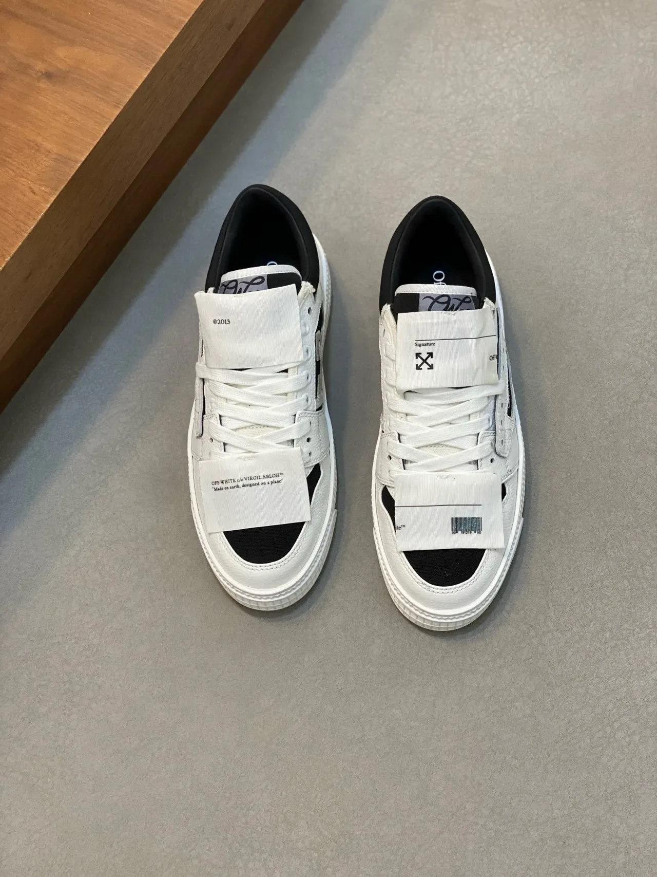 Off-White Industrial Strap सफेद और काला जीवनशैली स्नीकर 2