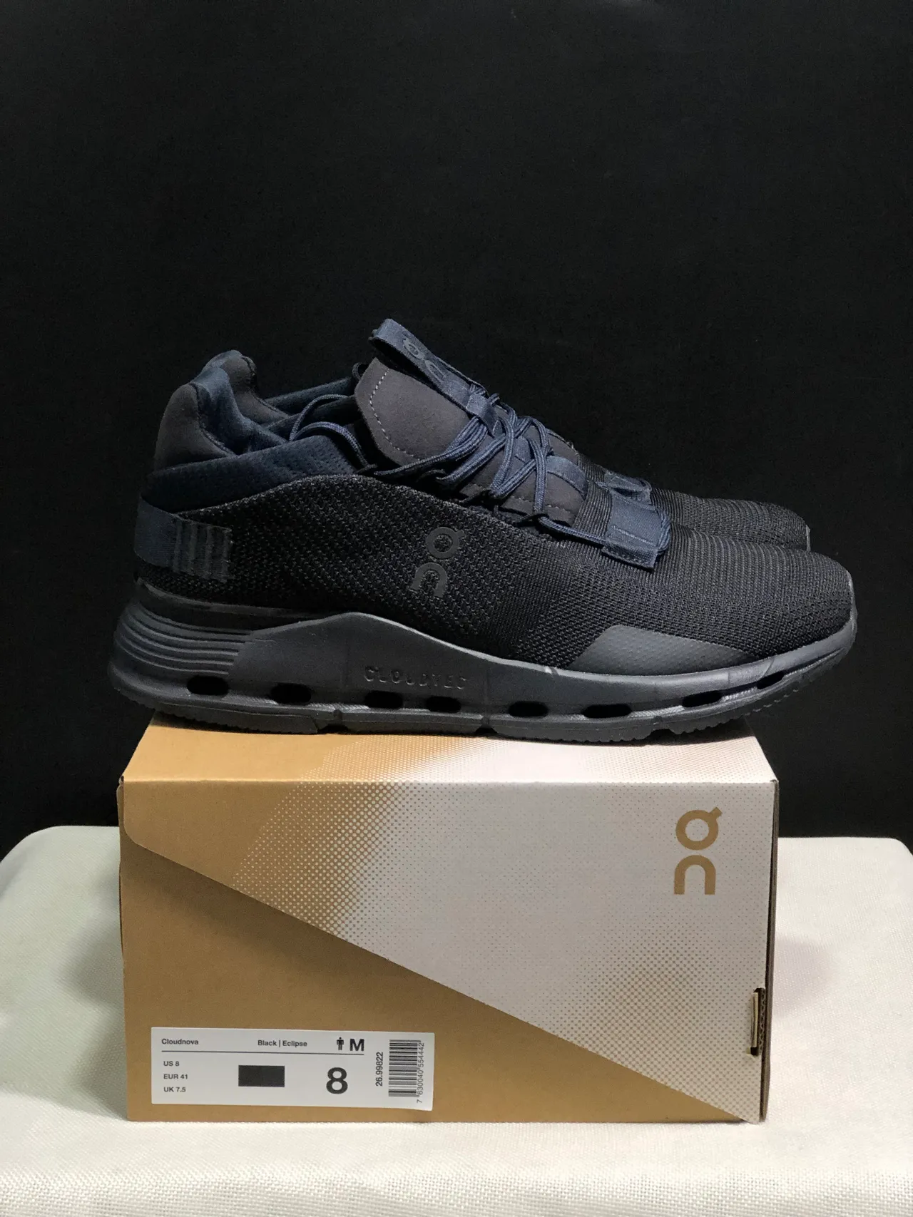 On 黑色工程针织鞋面带式闭合系统运动鞋 2
