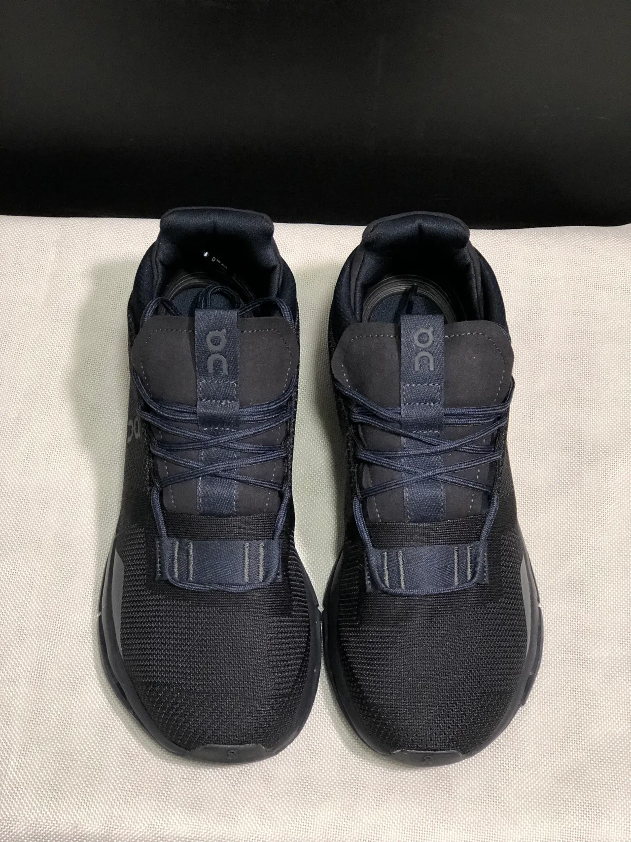 On 黑色工程针织鞋面带式闭合系统运动鞋 3