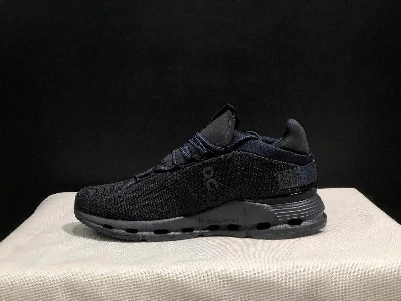 On 黑色工程针织鞋面带式闭合系统运动鞋 4