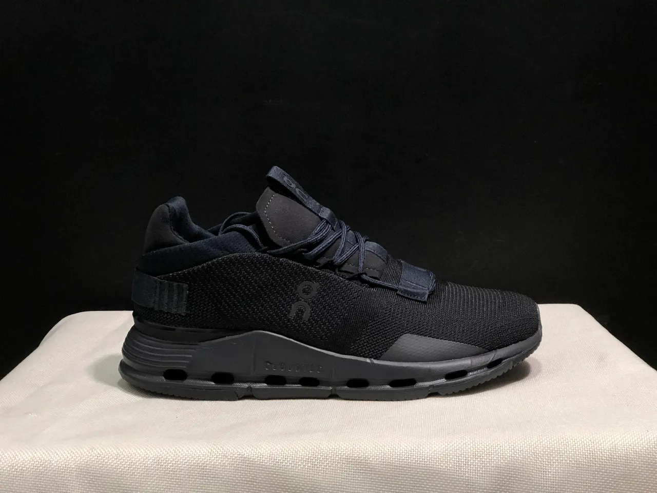 On 黑色工程针织鞋面带式闭合系统运动鞋 5