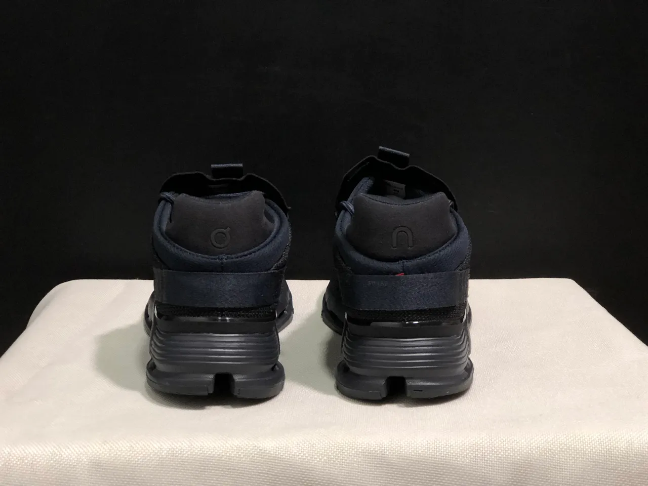 On 黑色工程针织鞋面带式闭合系统运动鞋 6