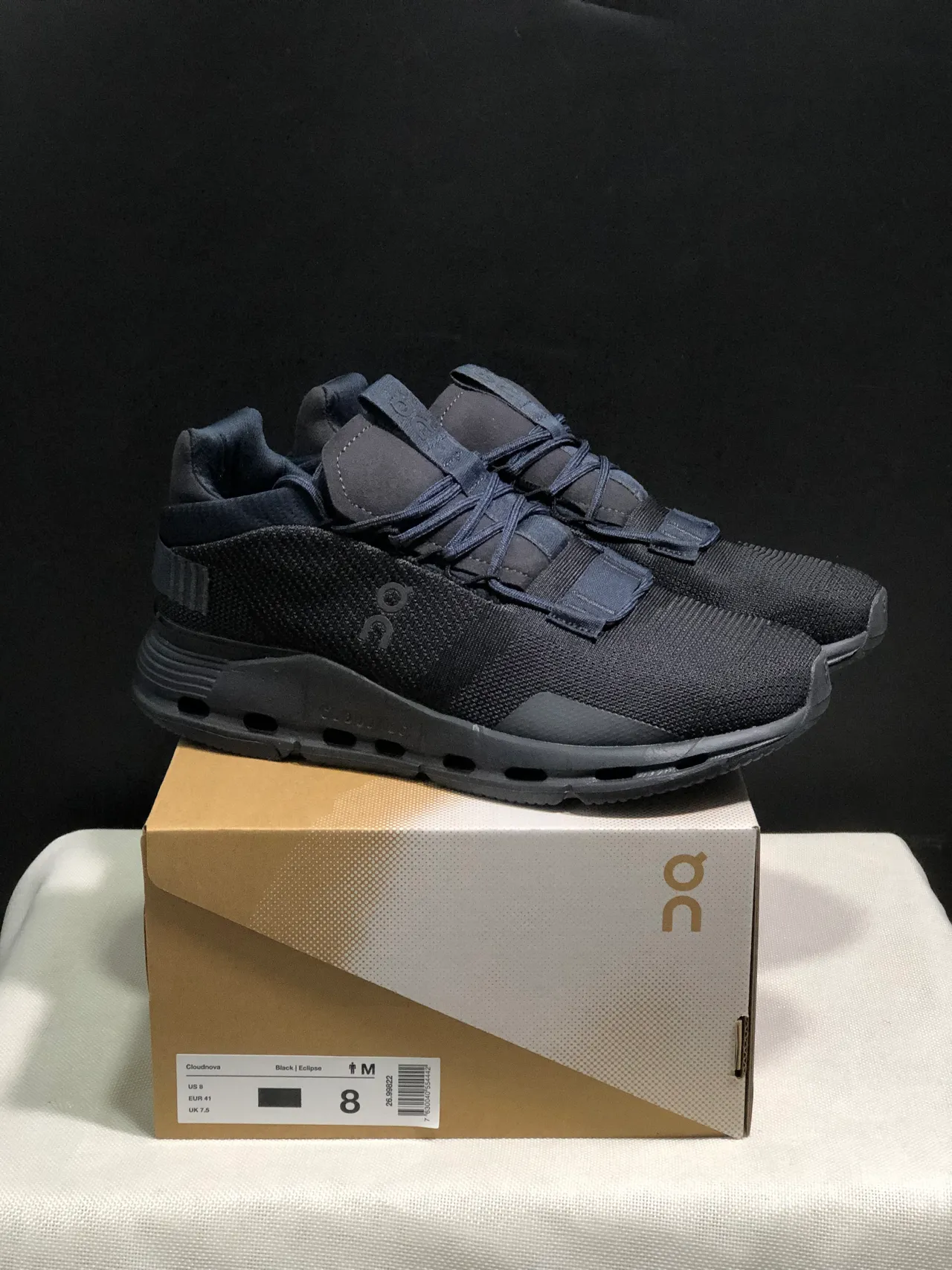 On 黑色工程针织鞋面带式闭合系统运动鞋 7