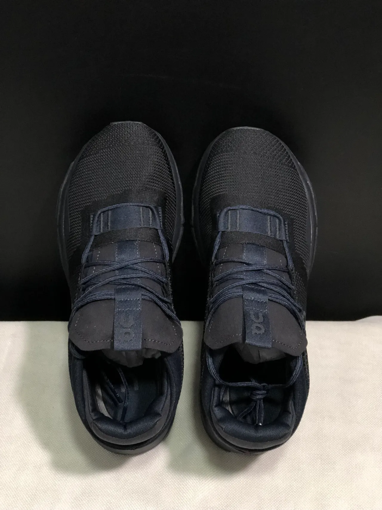 On 黑色工程针织鞋面带式闭合系统运动鞋 8