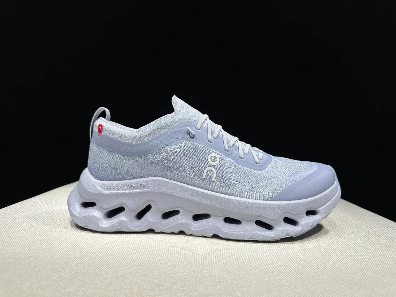 On Cloudmonster 浅灰色跑鞋 3