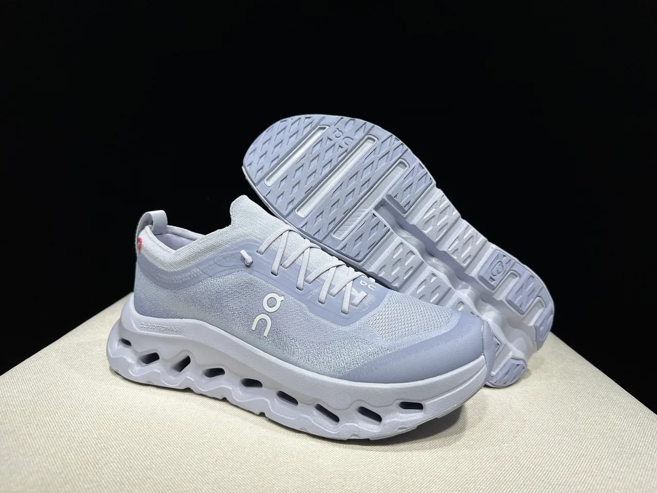 On Cloudmonster 浅灰色跑鞋 5