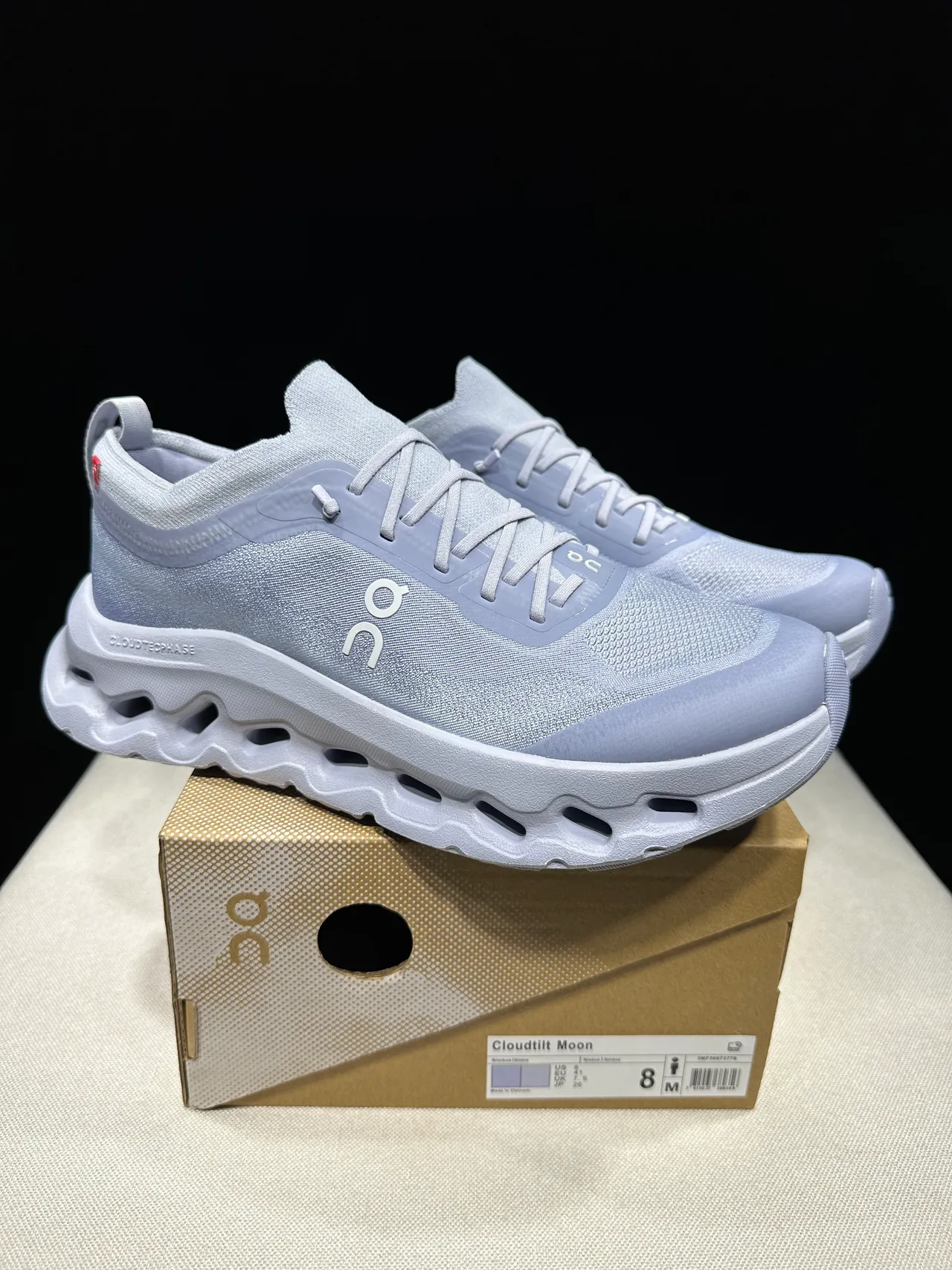 On Cloudmonster 浅灰色跑鞋 8