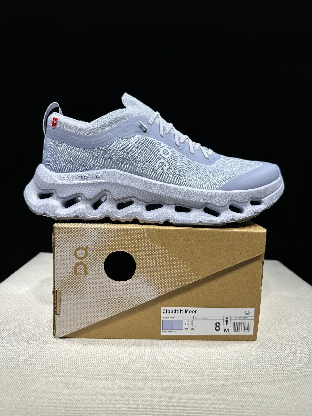 On Cloudmonster 浅灰色跑鞋 9