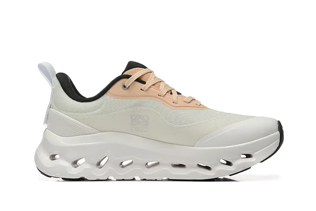 On Cloudmonster Off-White Peach Black tênis de corrida 4