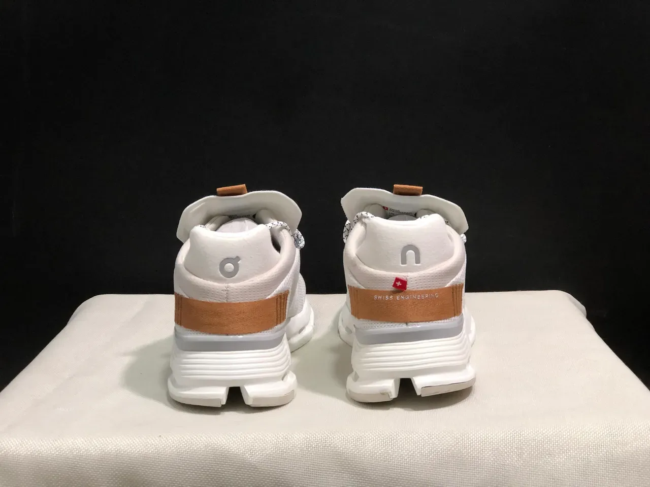 On Cloudmonster White Tan Black 生活方式运动鞋 3