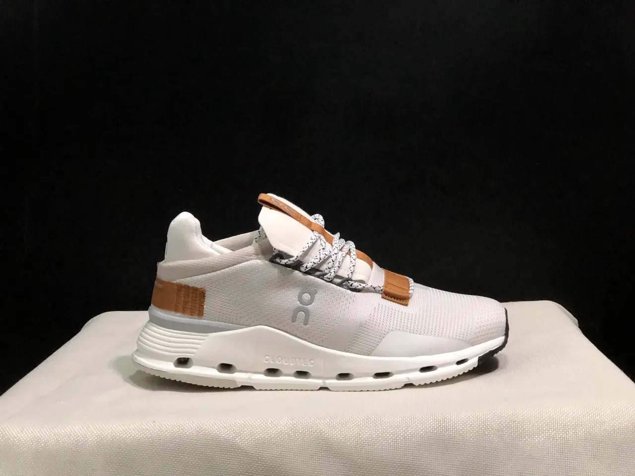 On Cloudmonster White Tan Black 生活方式运动鞋 4