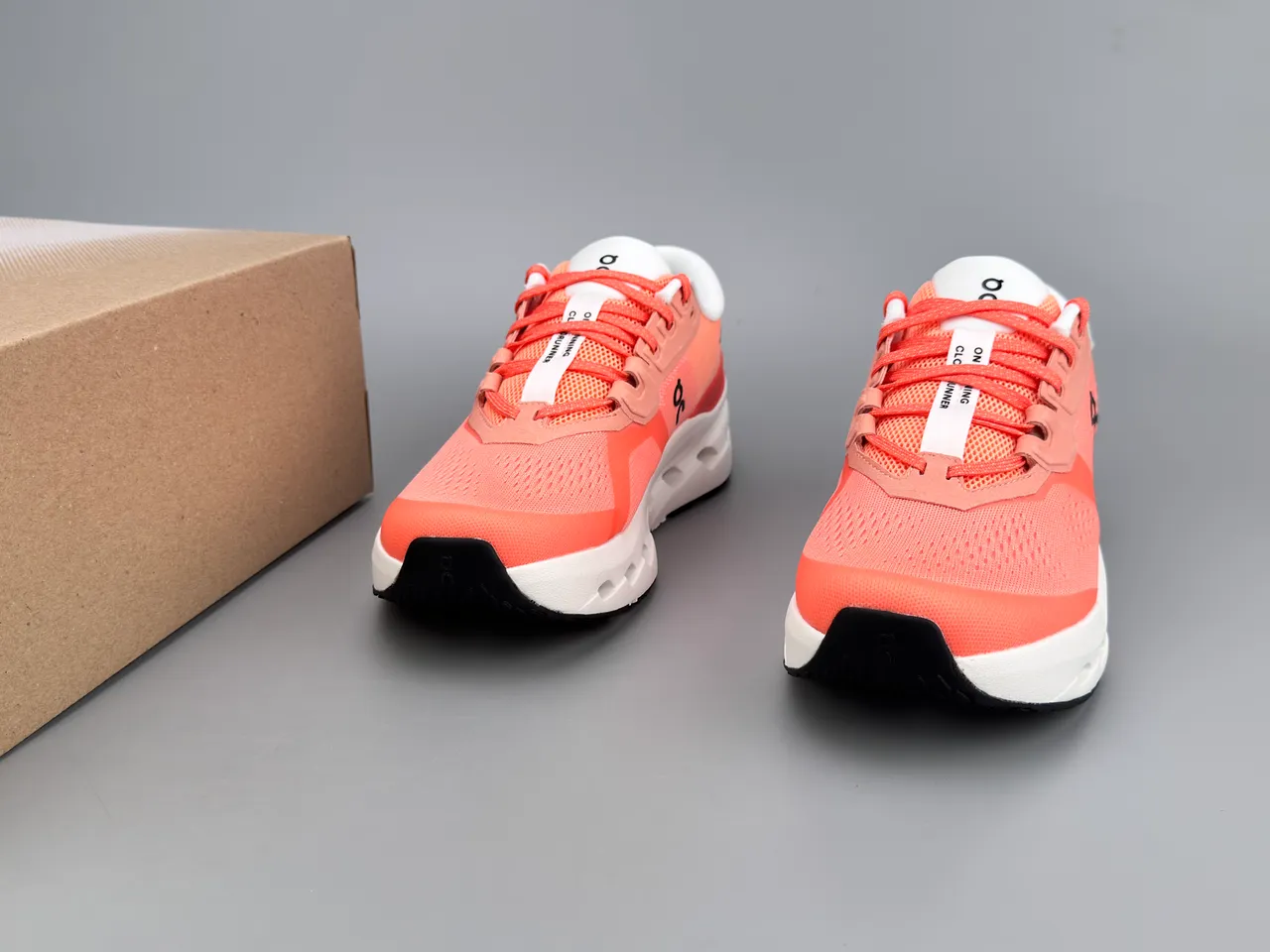 Chaussures de course orange blanc avec upper mesh ingénierie ouvert hexagonal CloudTec Pods 3