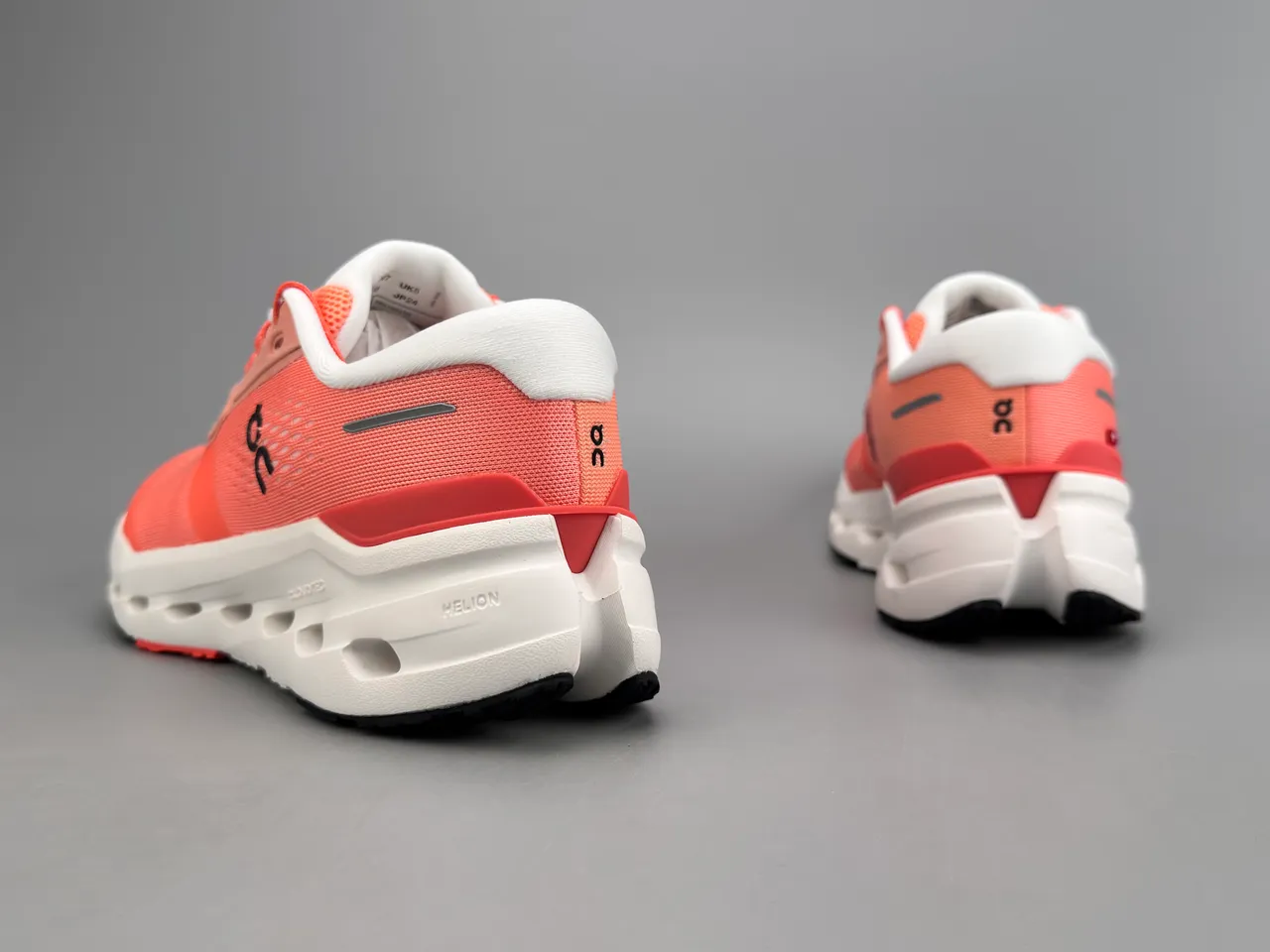 Chaussures de course orange blanc avec upper mesh ingénierie ouvert hexagonal CloudTec Pods 4