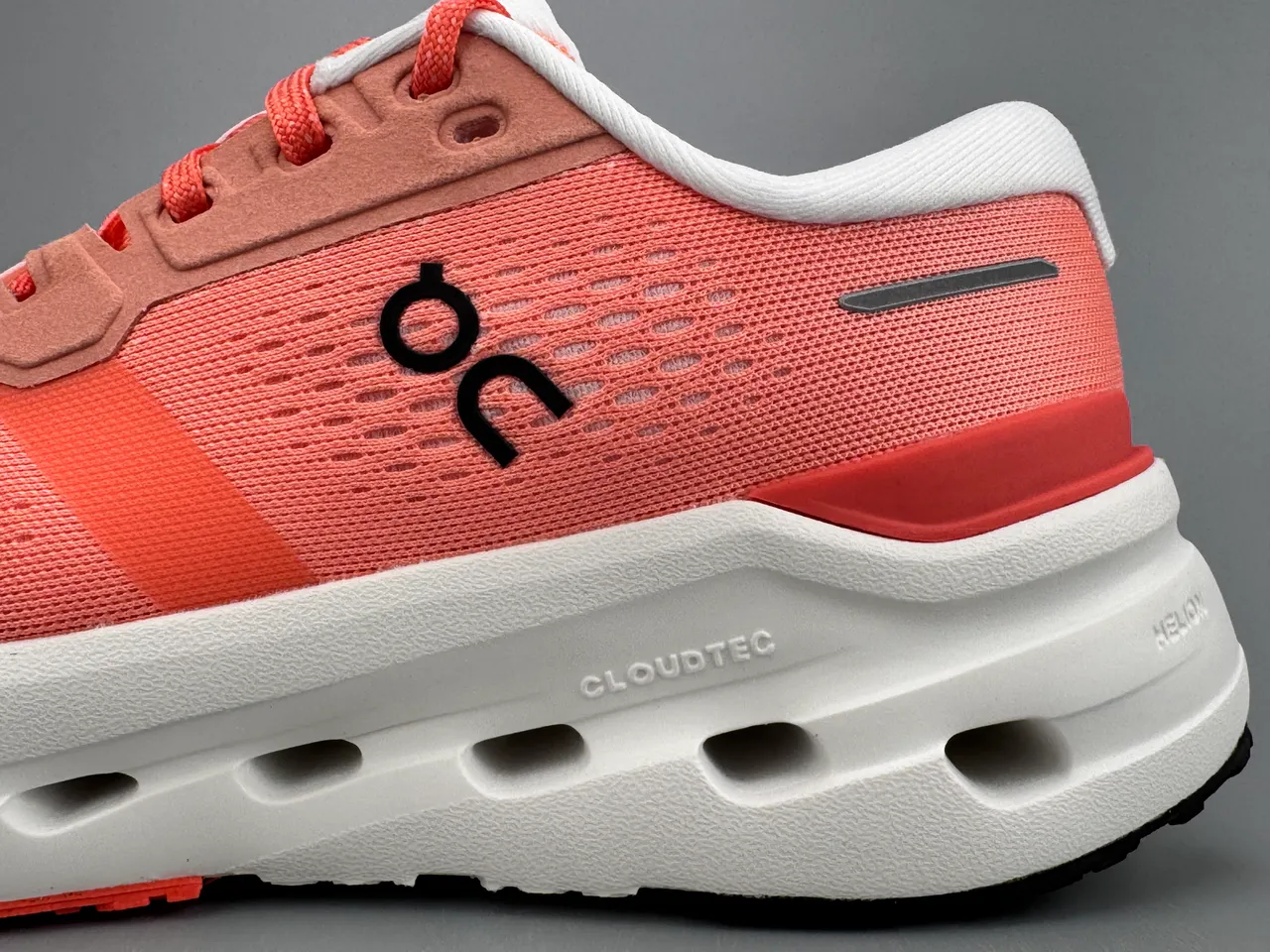Chaussures de course orange blanc avec upper mesh ingénierie ouvert hexagonal CloudTec Pods 5