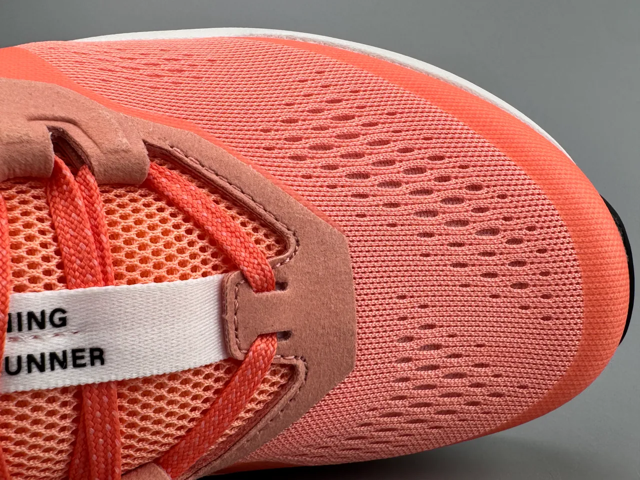Chaussures de course orange blanc avec upper mesh ingénierie ouvert hexagonal CloudTec Pods 6