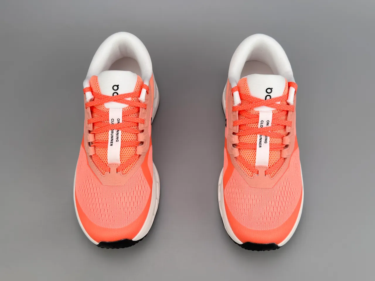 Chaussures de course orange blanc avec upper mesh ingénierie ouvert hexagonal CloudTec Pods 7