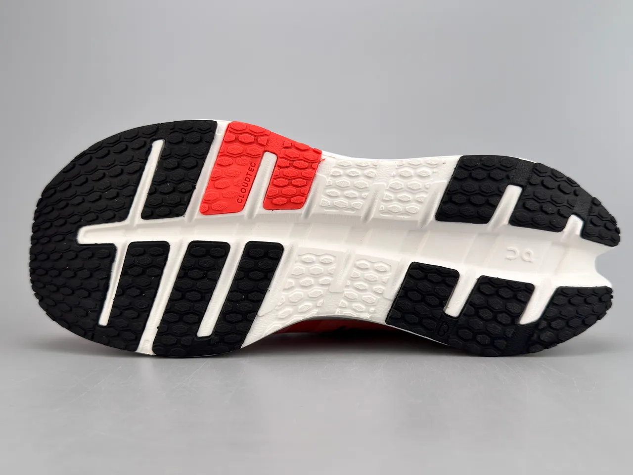 Chaussures de course orange blanc avec upper mesh ingénierie ouvert hexagonal CloudTec Pods 8