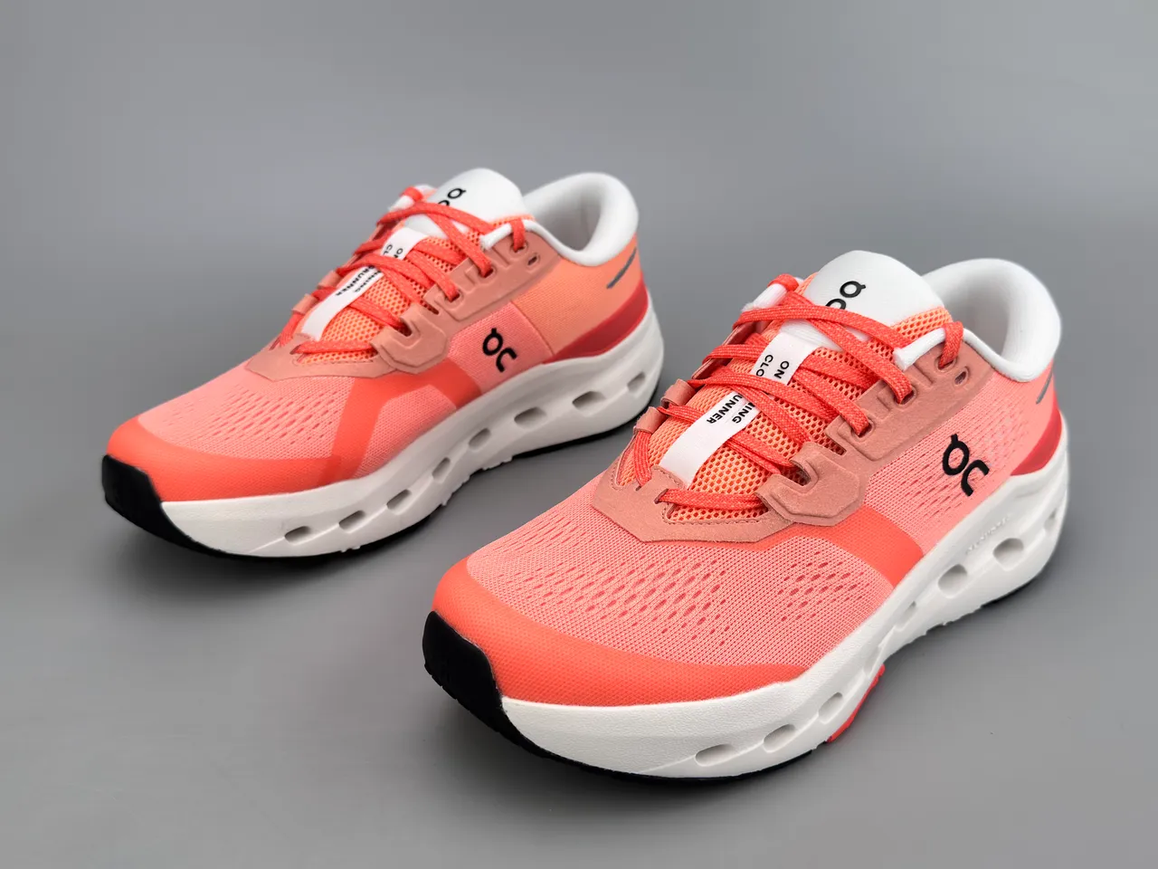 Chaussures de course orange blanc avec upper mesh ingénierie ouvert hexagonal CloudTec Pods 9