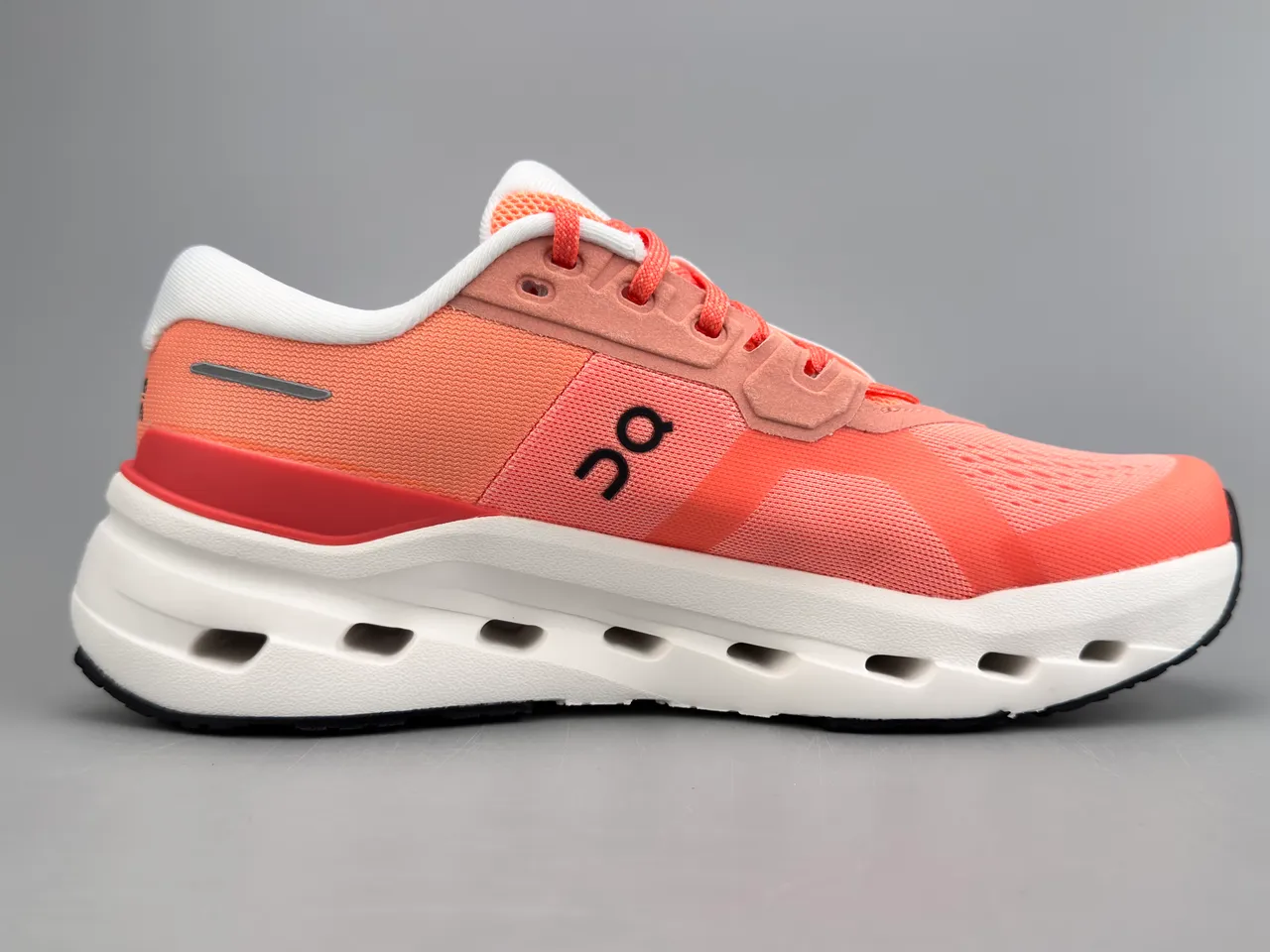 Chaussures de course orange blanc avec upper mesh ingénierie ouvert hexagonal CloudTec Pods 10