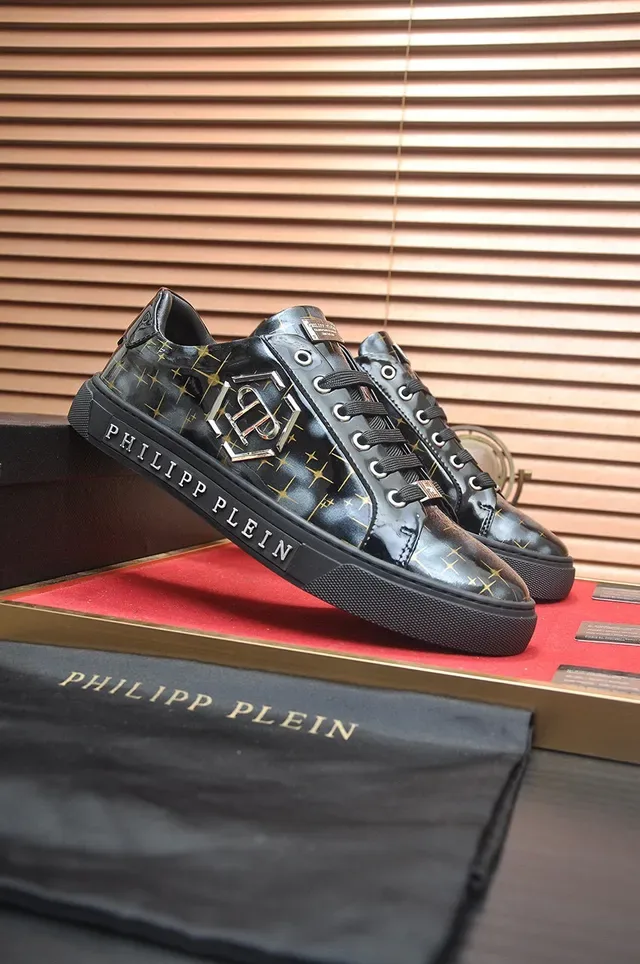 Philipp Plein কালো ও সোনালি তারকা প্রিন্ট লাইফস্টাইল স্নিকার 2