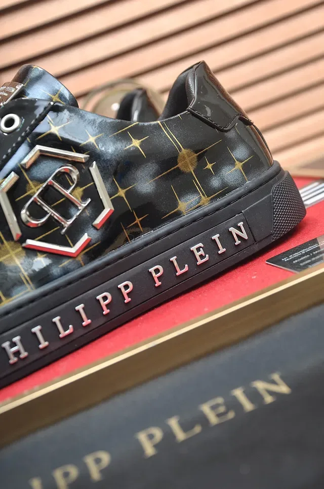Philipp Plein কালো ও সোনালি তারকা প্রিন্ট লাইফস্টাইল স্নিকার 9