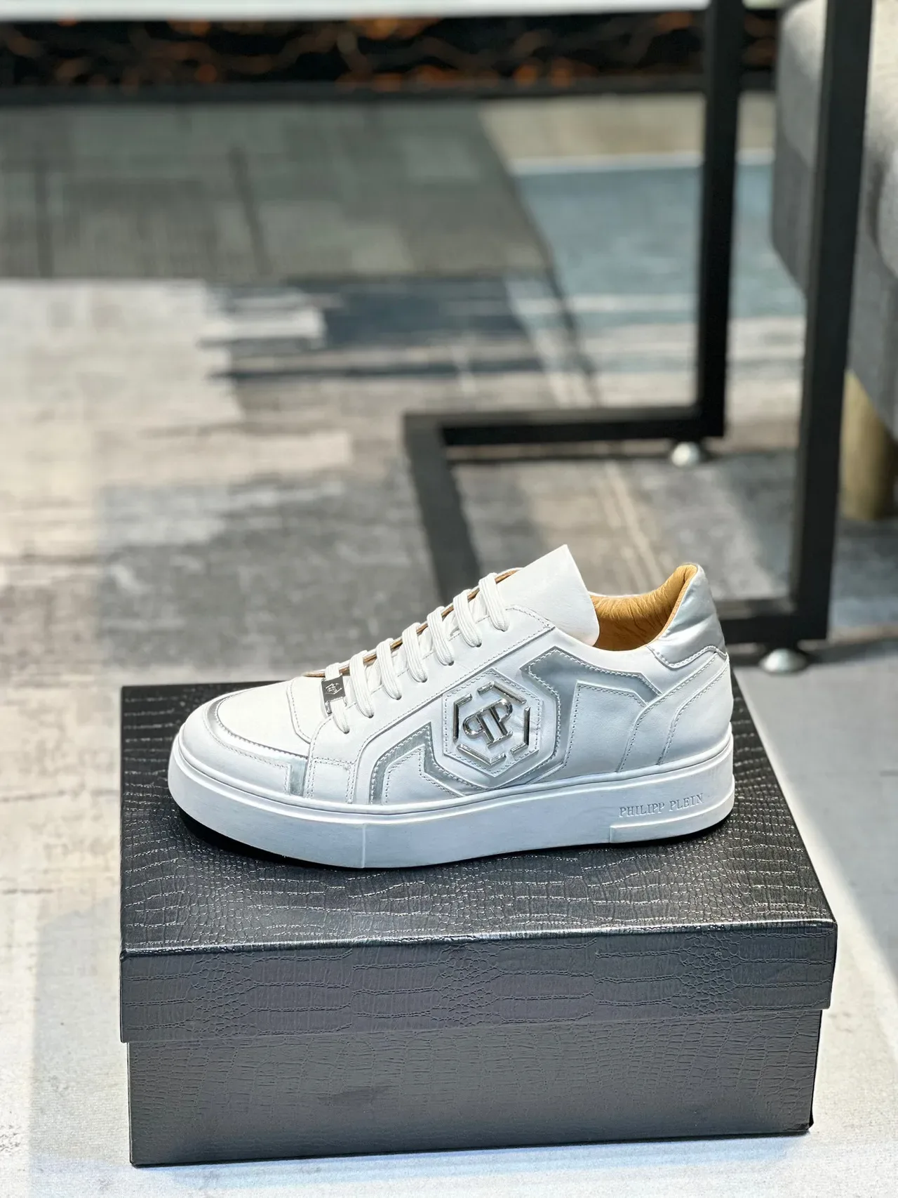 Philipp Plein काले और चांदी के प्लेटफॉर्म लेदर स्नीकर 3