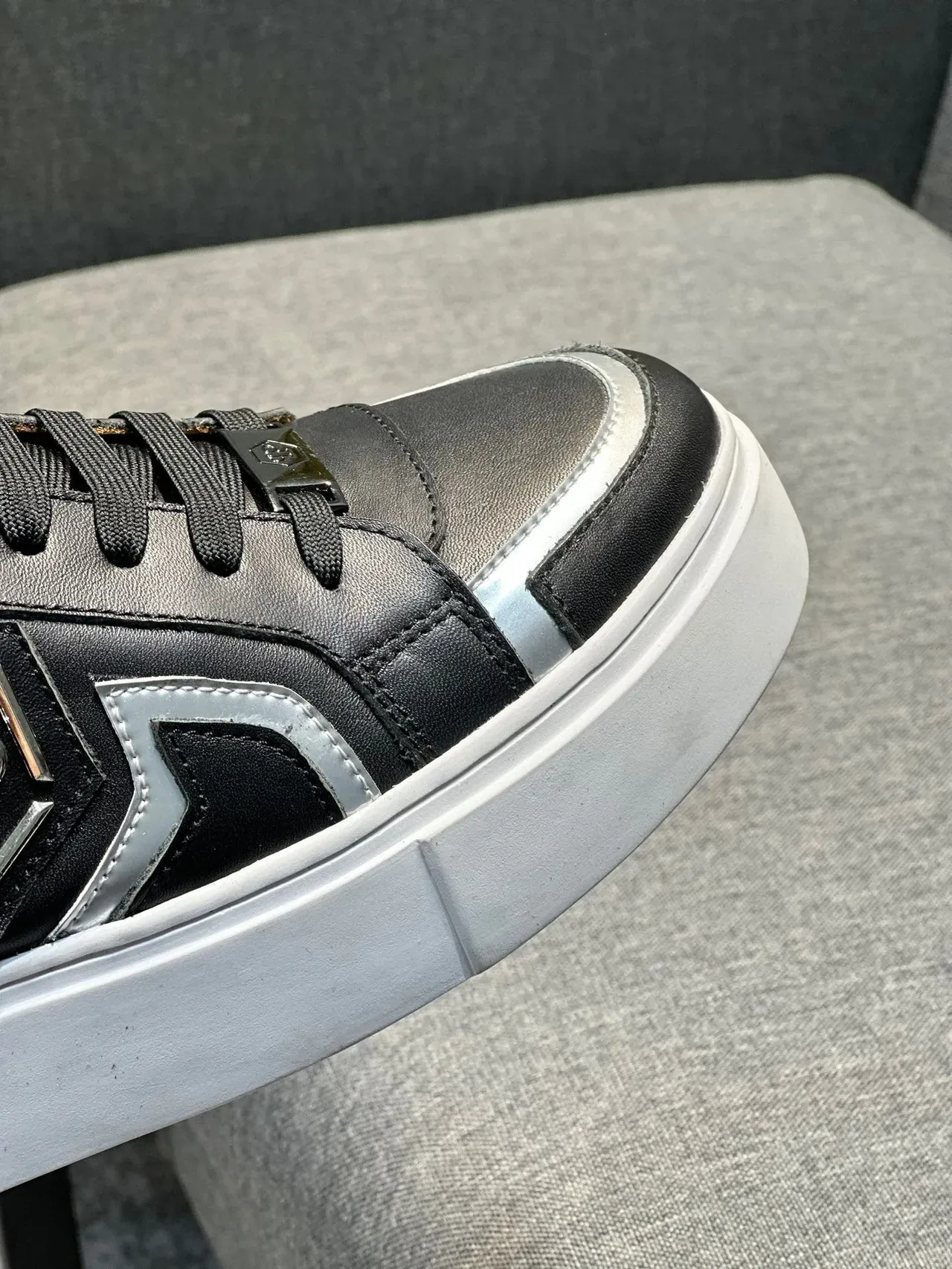 Philipp Plein काले और चांदी के प्लेटफॉर्म लेदर स्नीकर 5
