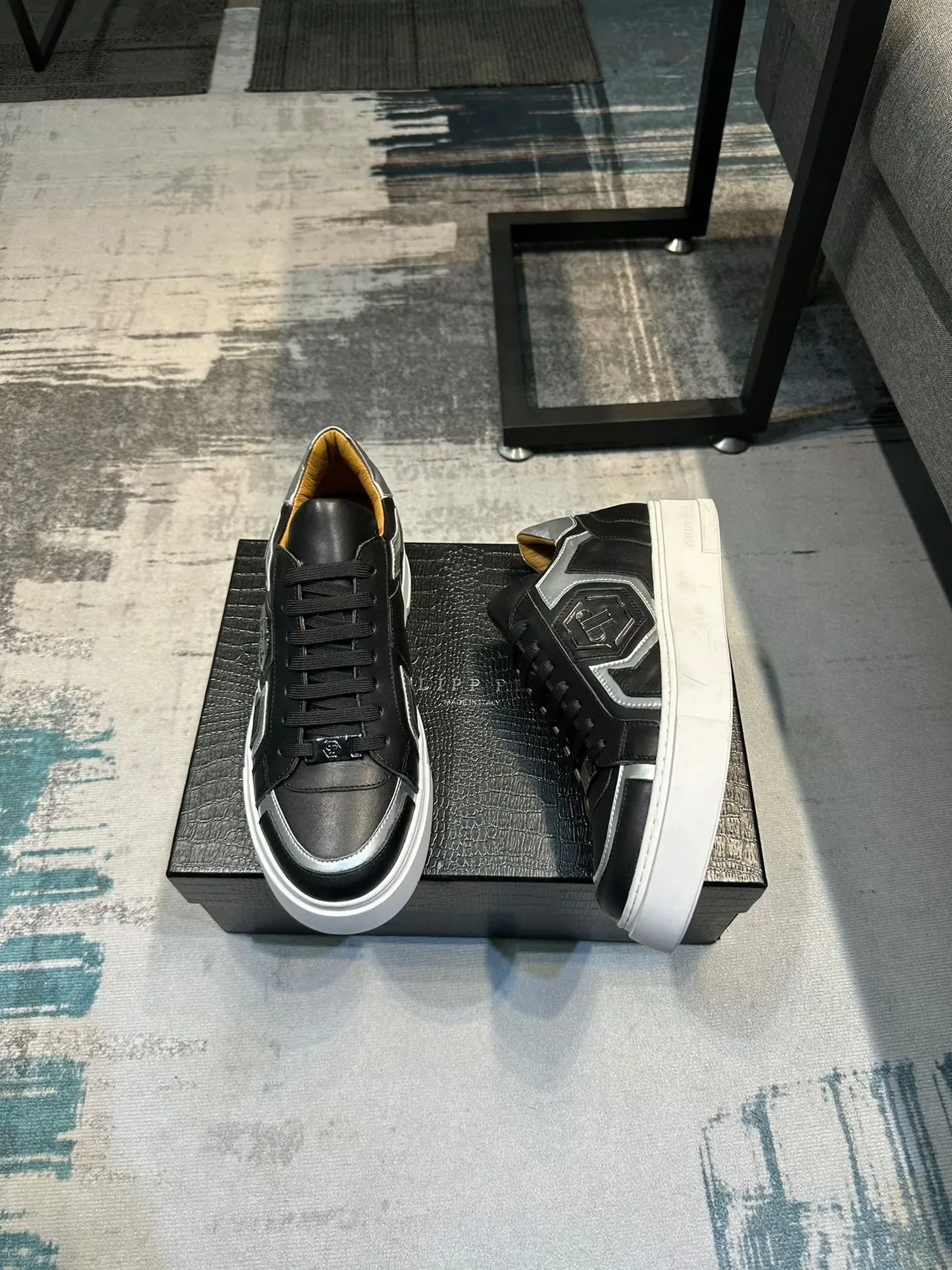 Philipp Plein काले और चांदी के प्लेटफॉर्म लेदर स्नीकर 6