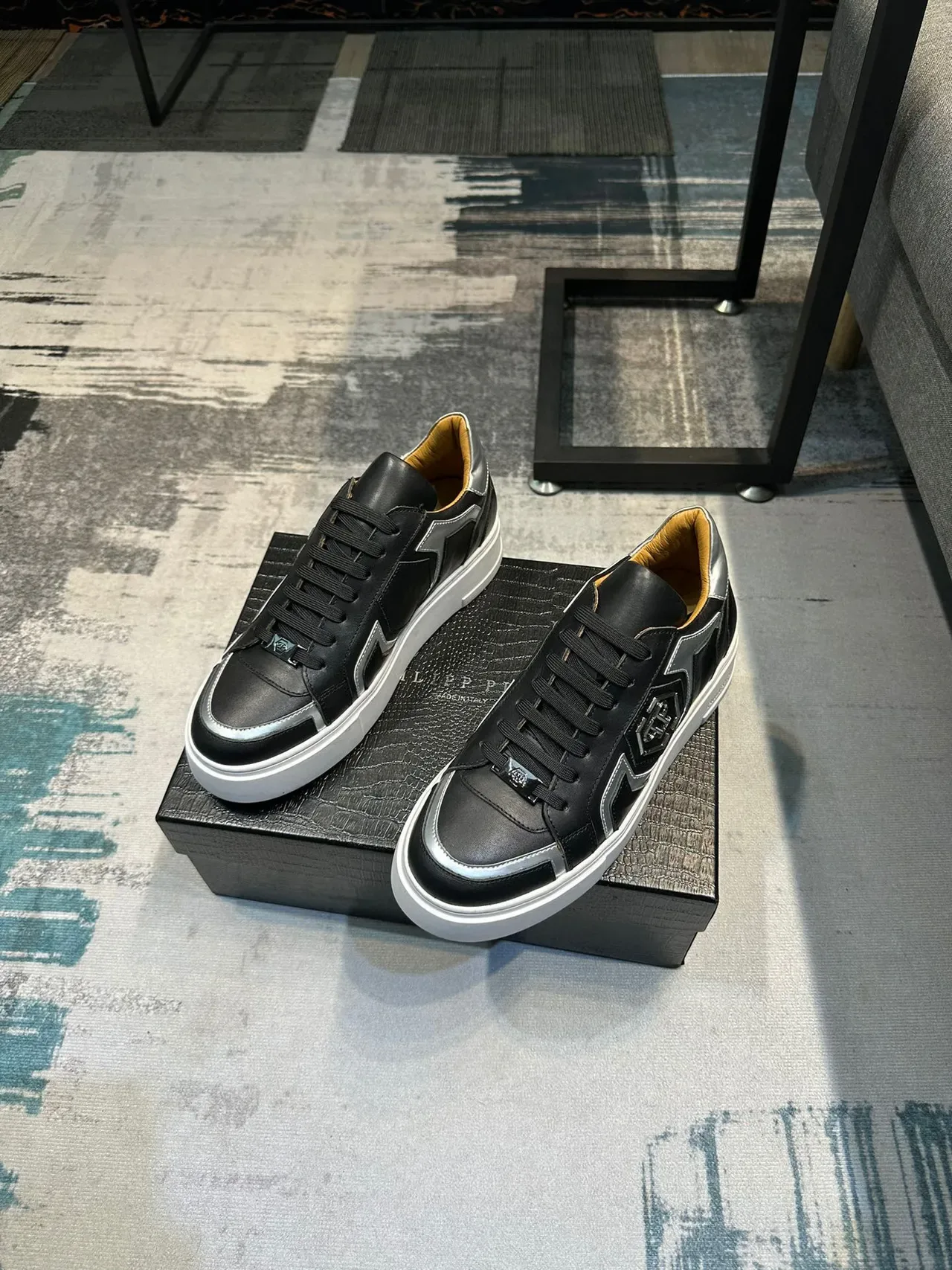 Philipp Plein काले और चांदी के प्लेटफॉर्म लेदर स्नीकर 7