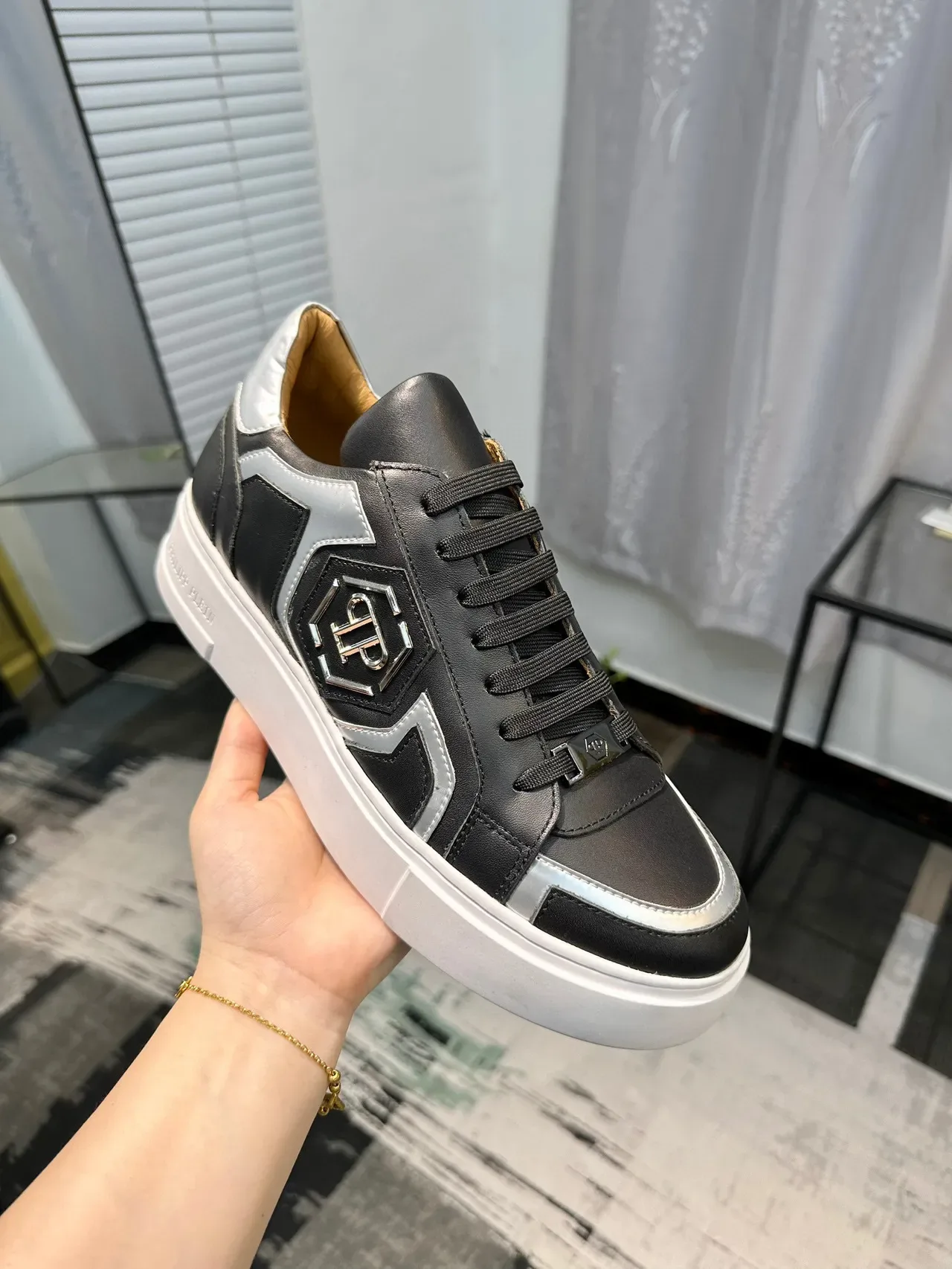 Philipp Plein काले और चांदी के प्लेटफॉर्म लेदर स्नीकर 8