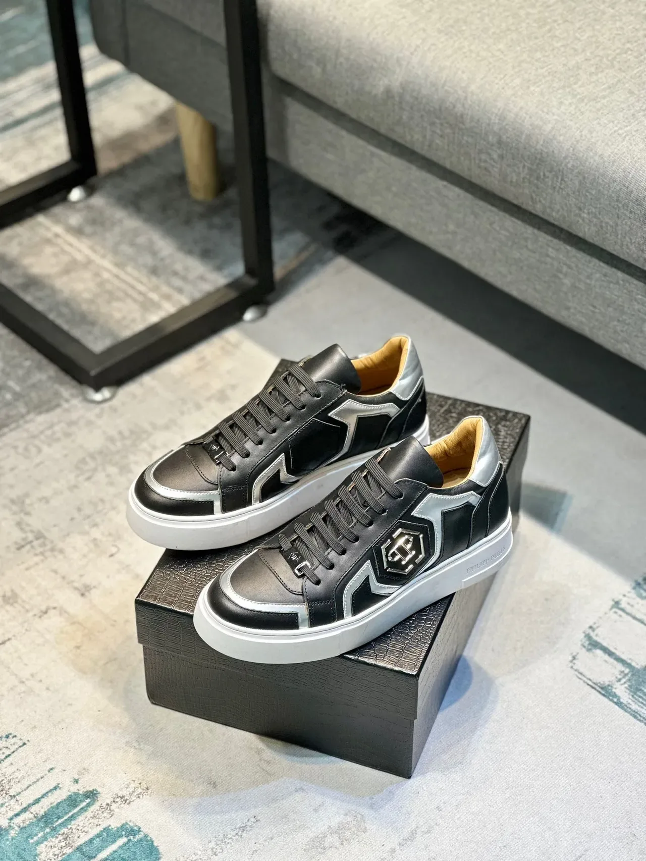 Philipp Plein काले और चांदी के प्लेटफॉर्म लेदर स्नीकर 9