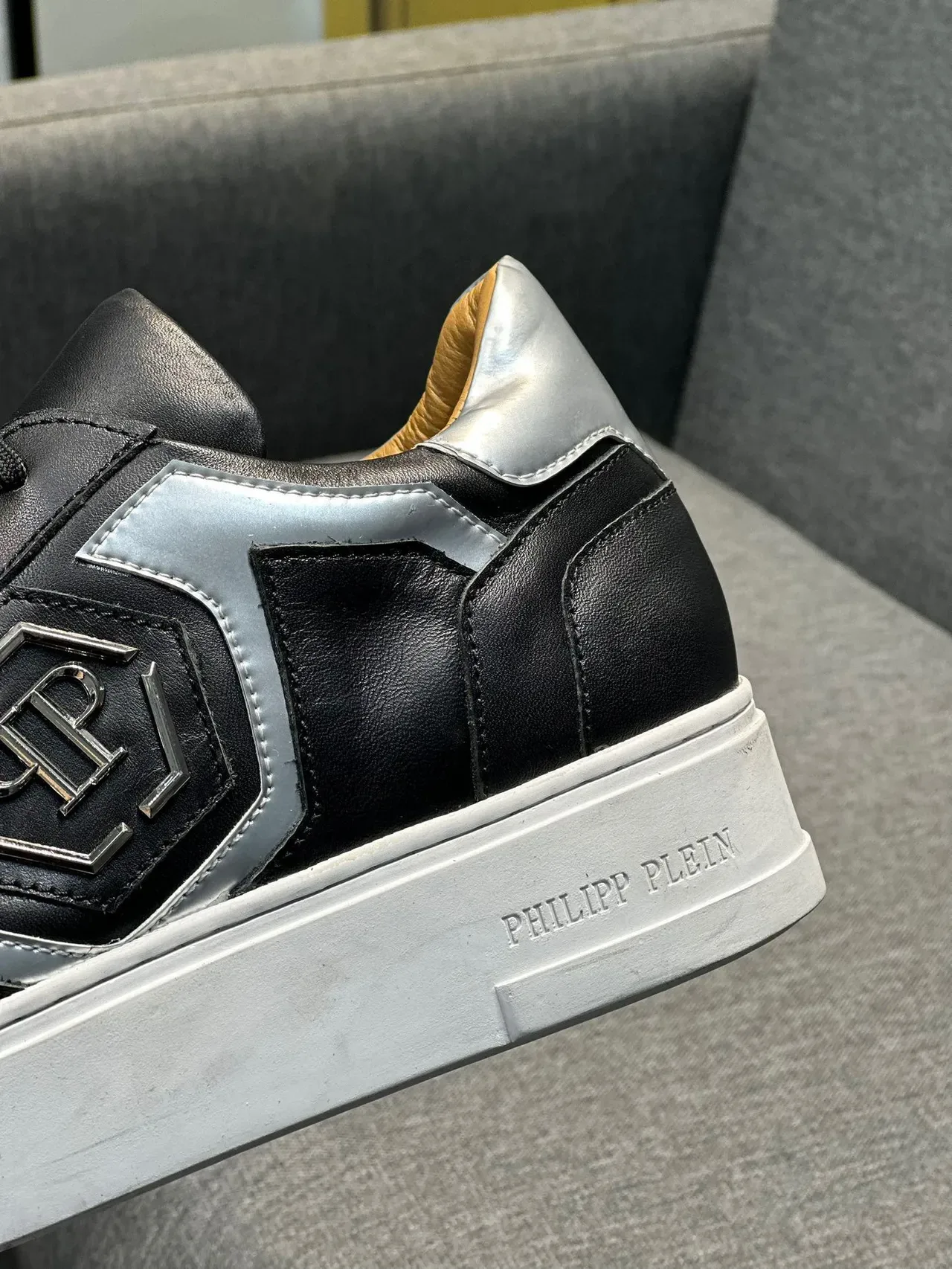 Philipp Plein काले और चांदी के प्लेटफॉर्म लेदर स्नीकर 10