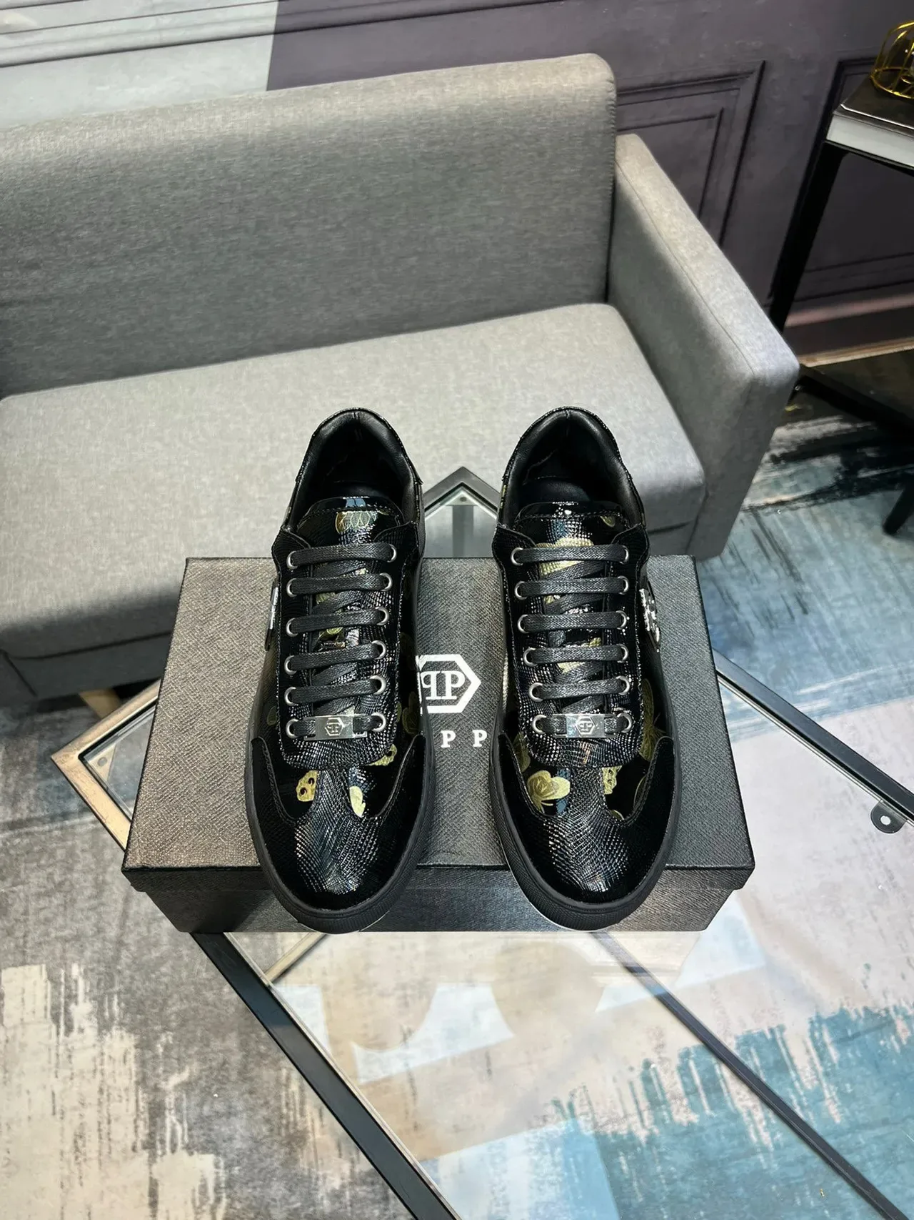 Philipp Plein Sneakers Lifestyle Preto Dourado Brilhante Texturizado na Parte Superior com Impressão Floral e de Borboleta 2