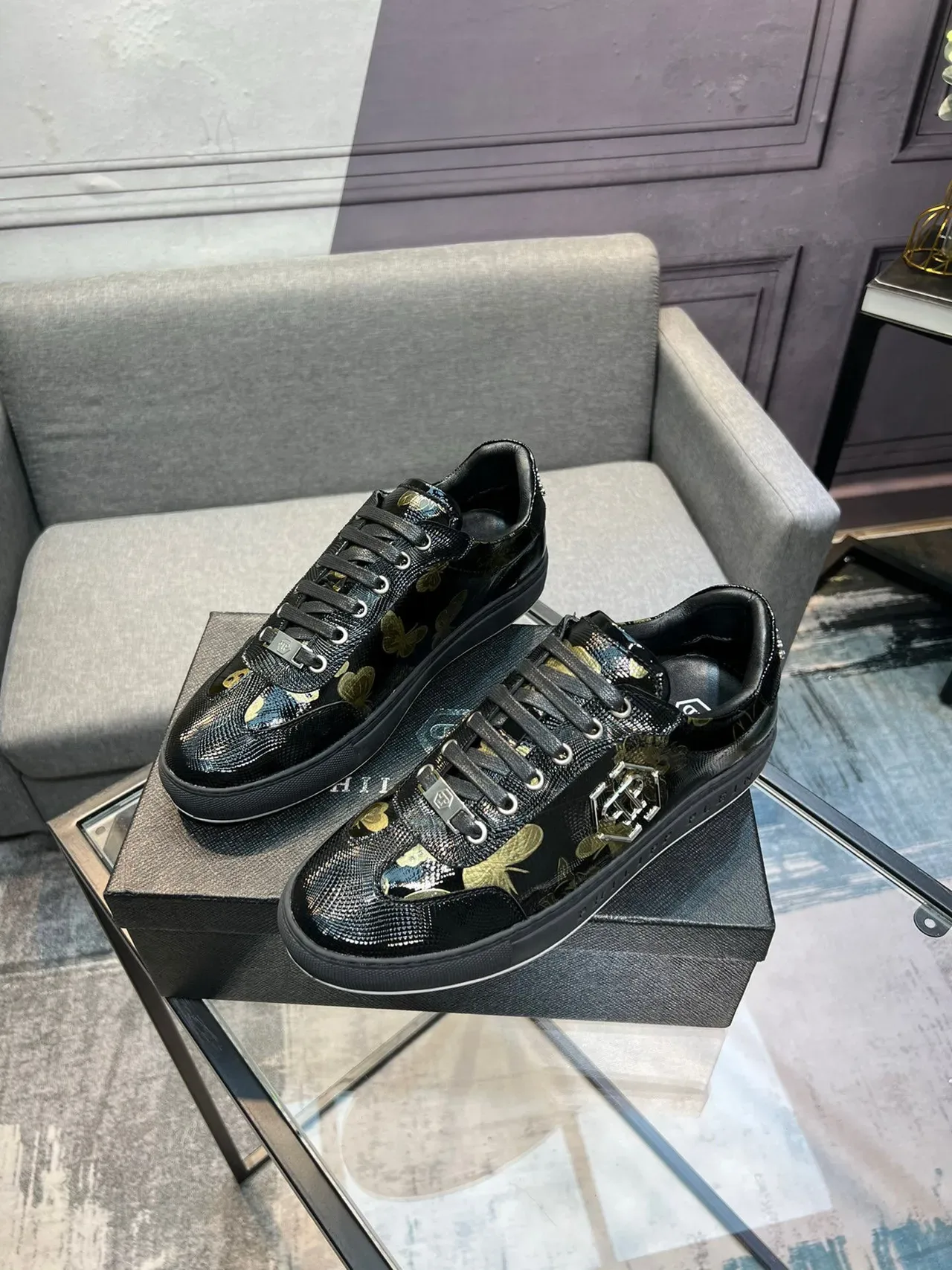 Philipp Plein Sneakers Lifestyle Preto Dourado Brilhante Texturizado na Parte Superior com Impressão Floral e de Borboleta 3