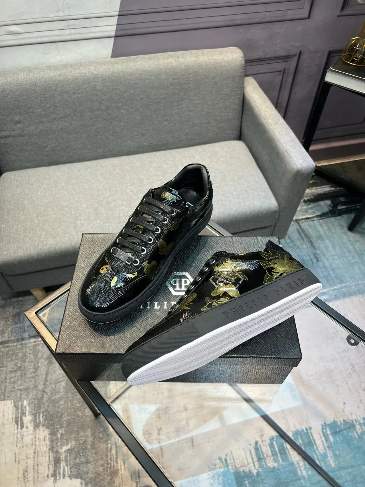 Philipp Plein Sneakers Lifestyle Preto Dourado Brilhante Texturizado na Parte Superior com Impressão Floral e de Borboleta 4