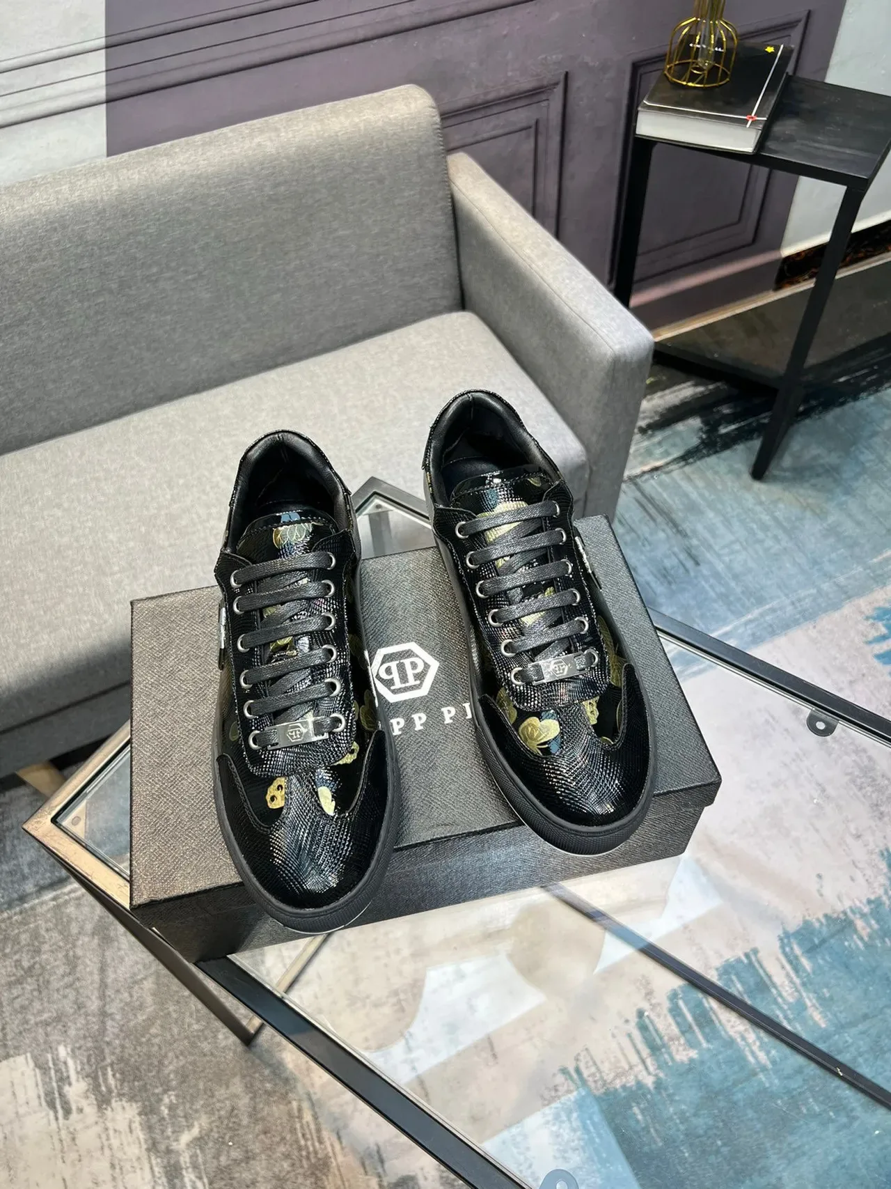 Philipp Plein Sneakers Lifestyle Preto Dourado Brilhante Texturizado na Parte Superior com Impressão Floral e de Borboleta 5