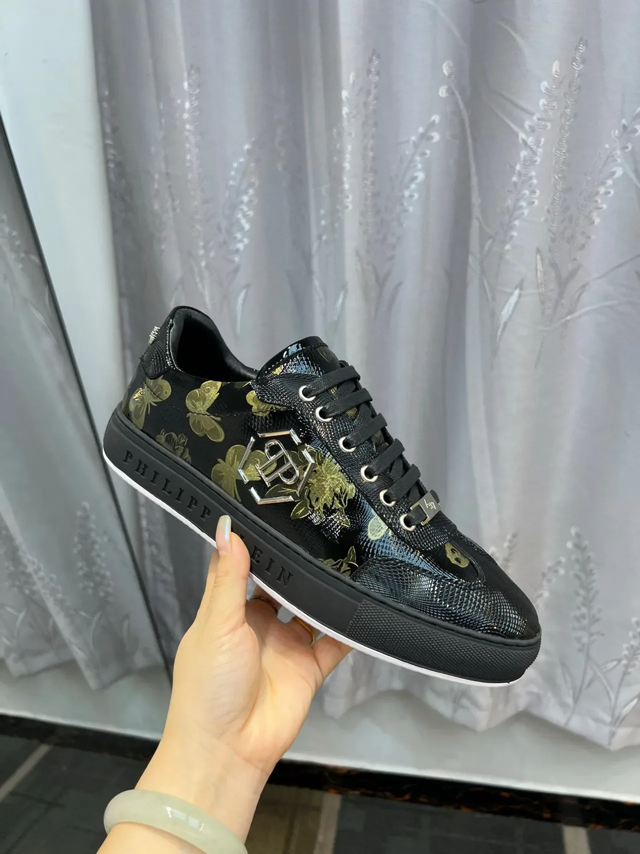 Philipp Plein Sneakers Lifestyle Preto Dourado Brilhante Texturizado na Parte Superior com Impressão Floral e de Borboleta 6