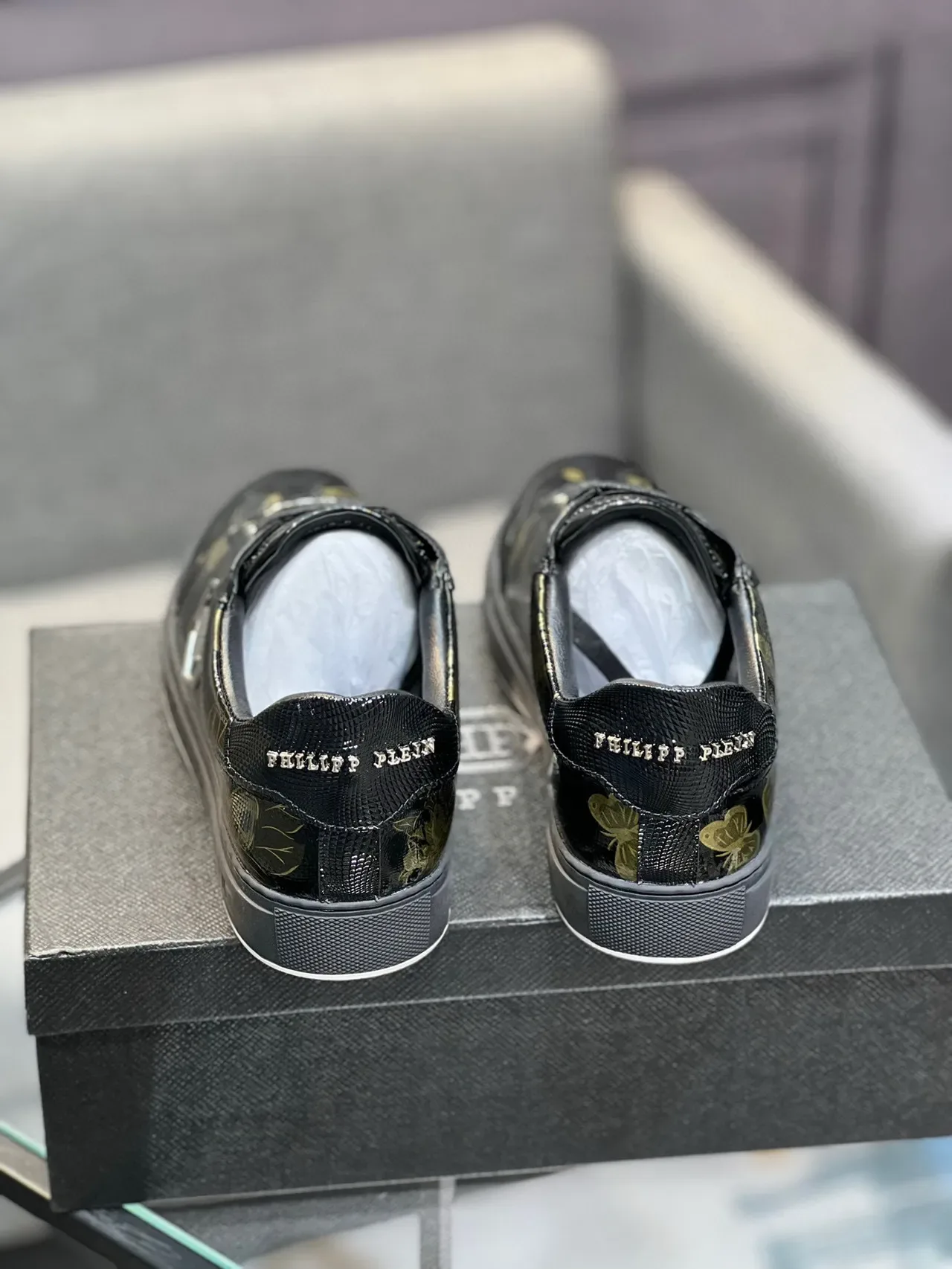 Philipp Plein Sneakers Lifestyle Preto Dourado Brilhante Texturizado na Parte Superior com Impressão Floral e de Borboleta 8